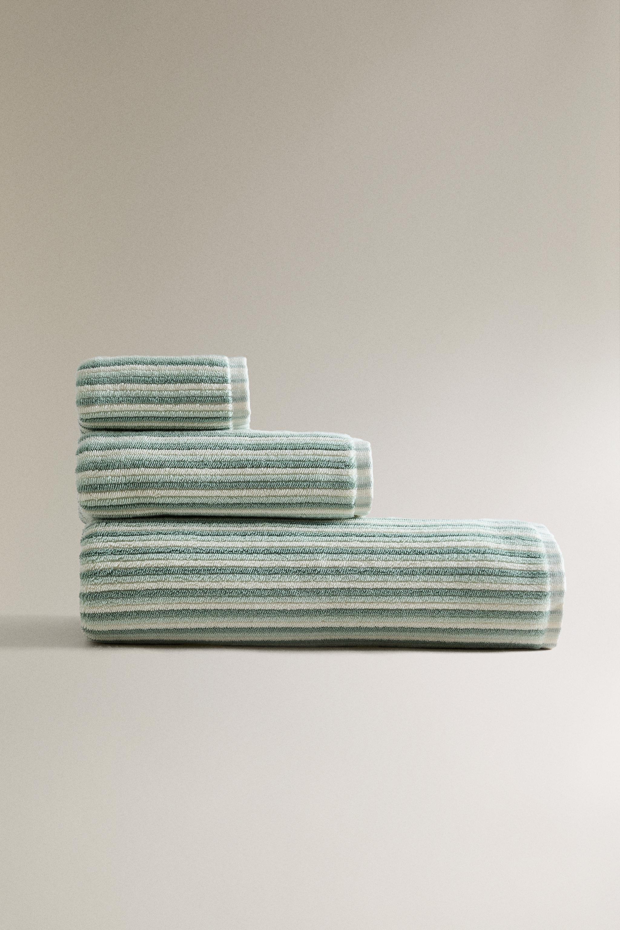 TEXTURED COLORED BATH TOWEL WITH STRIPES