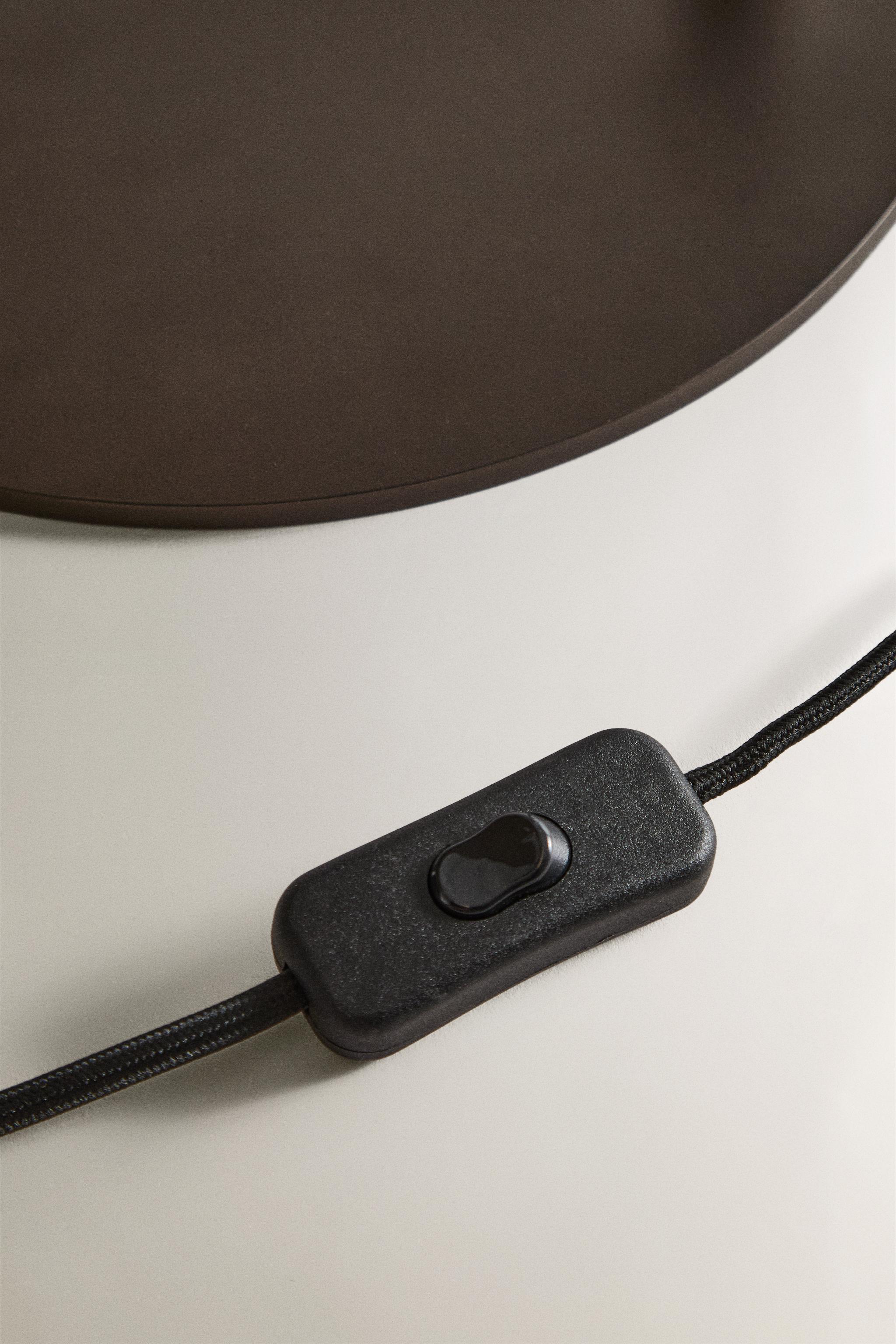 METAL BASE TABLE LAMP