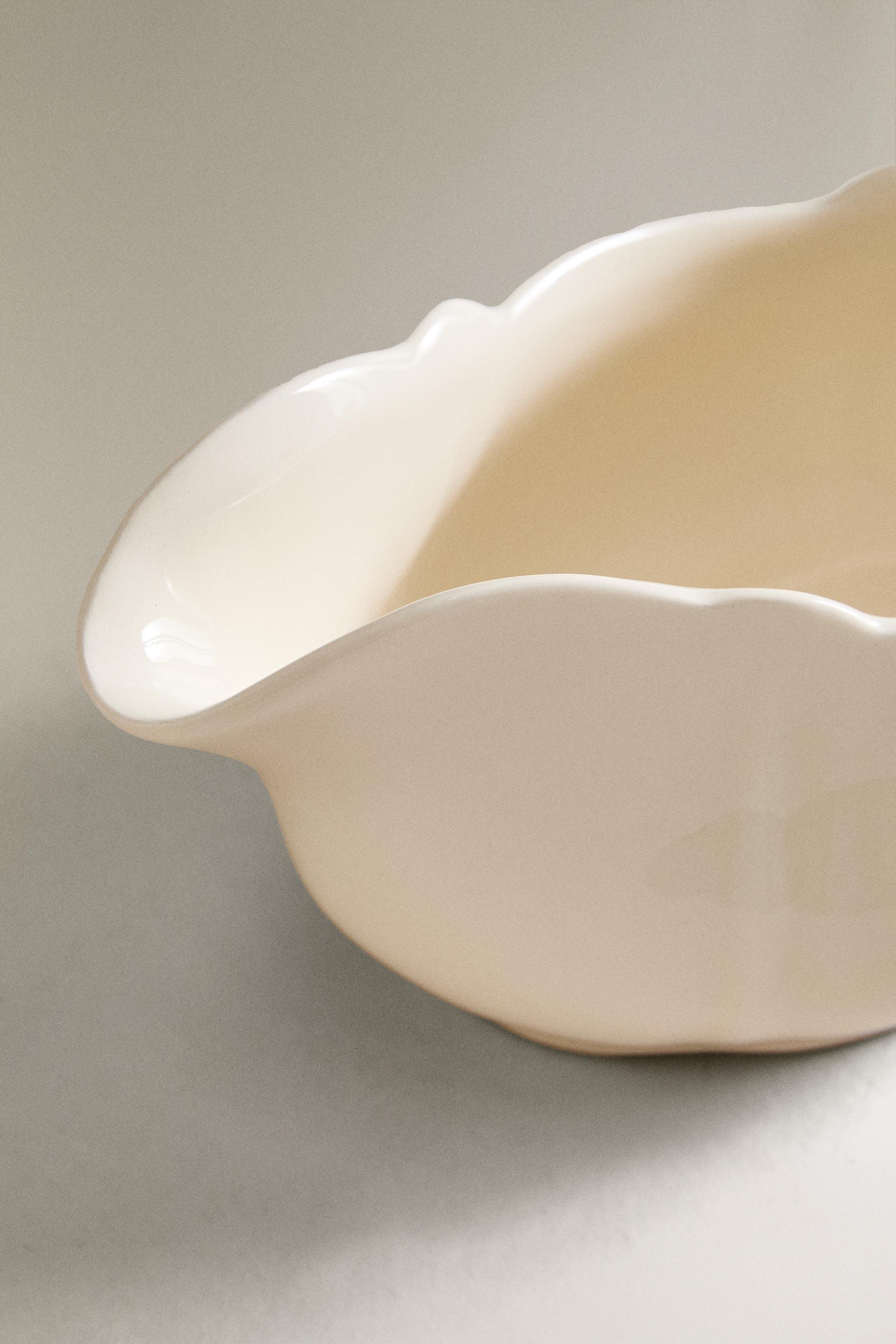 EARTHENWARE GRAVY BOAT WITH RAISED-EDGE DETAIL