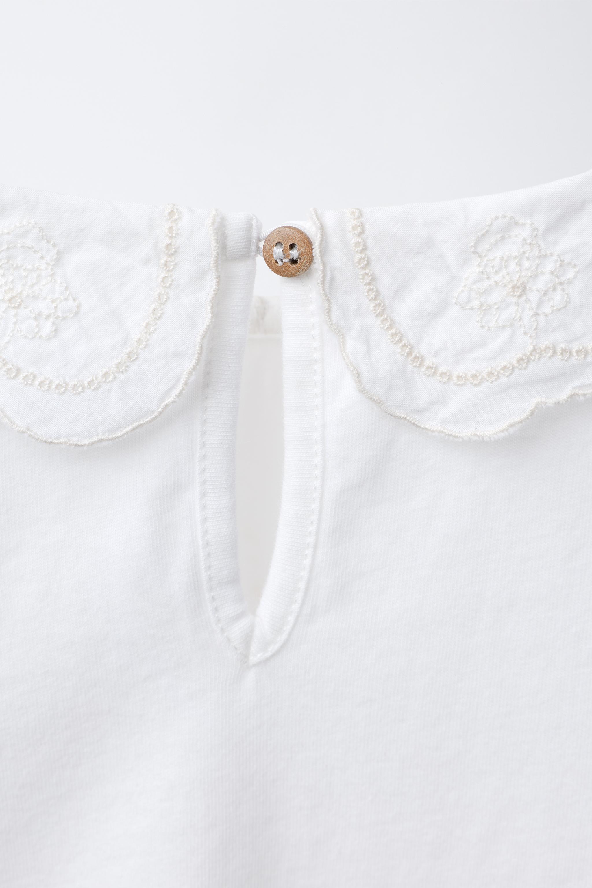EMBROIDERED COLLAR T-SHIRT