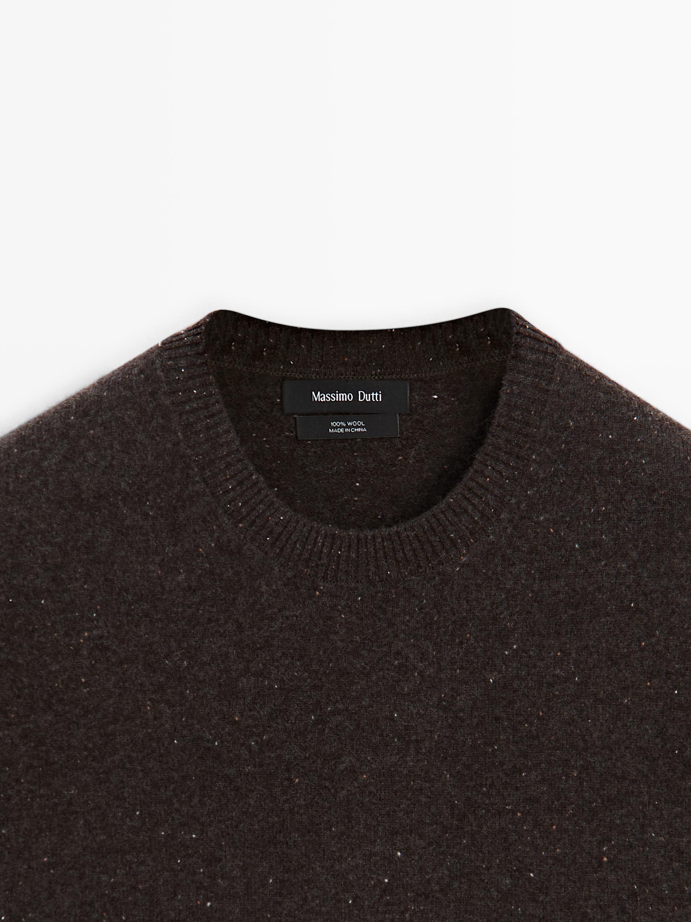 Round neck knit sweater with contrast detail