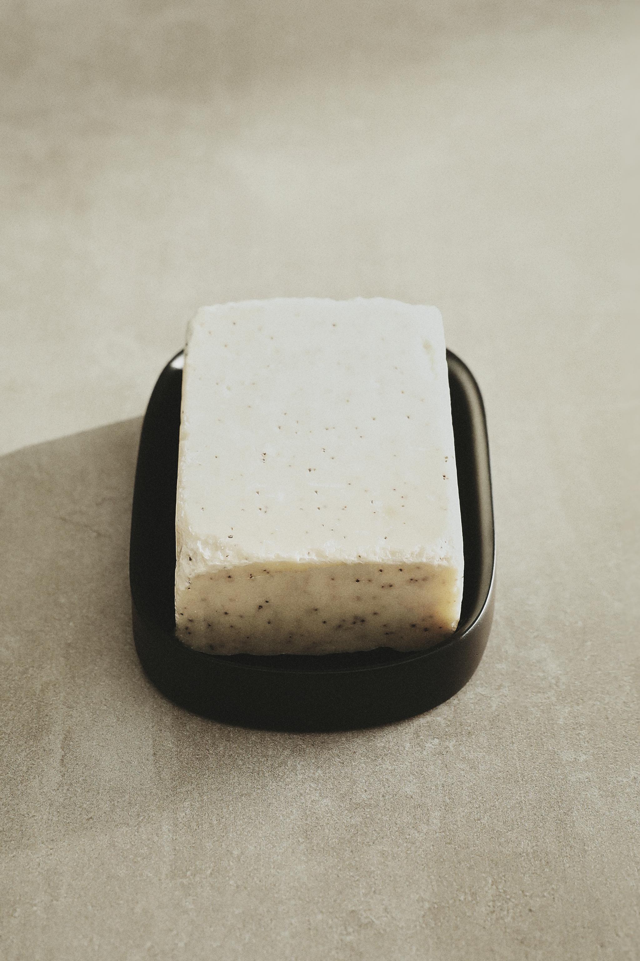 BLACK RESIN SOAP DISH