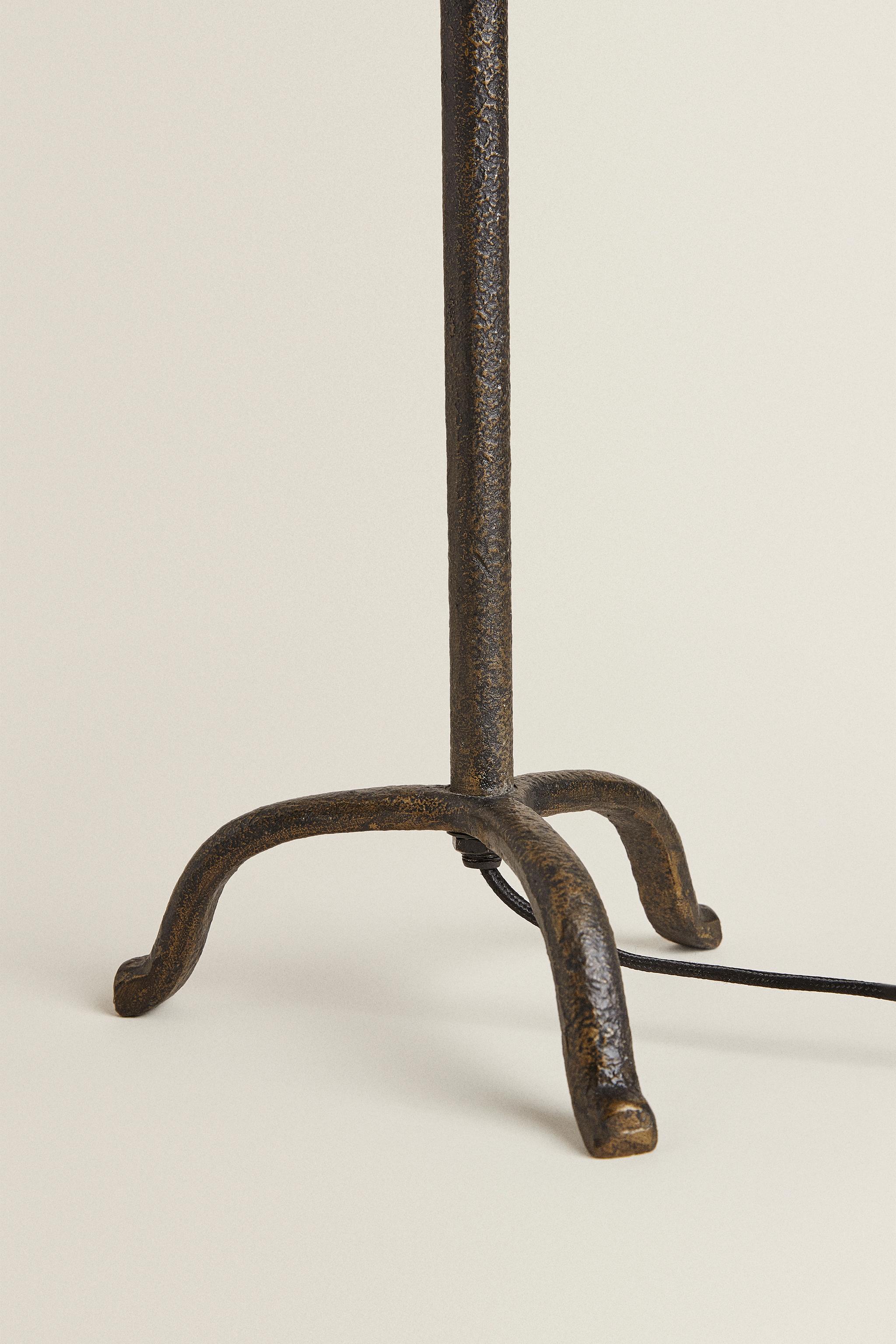 TRIPOD BASE TABLE LAMP