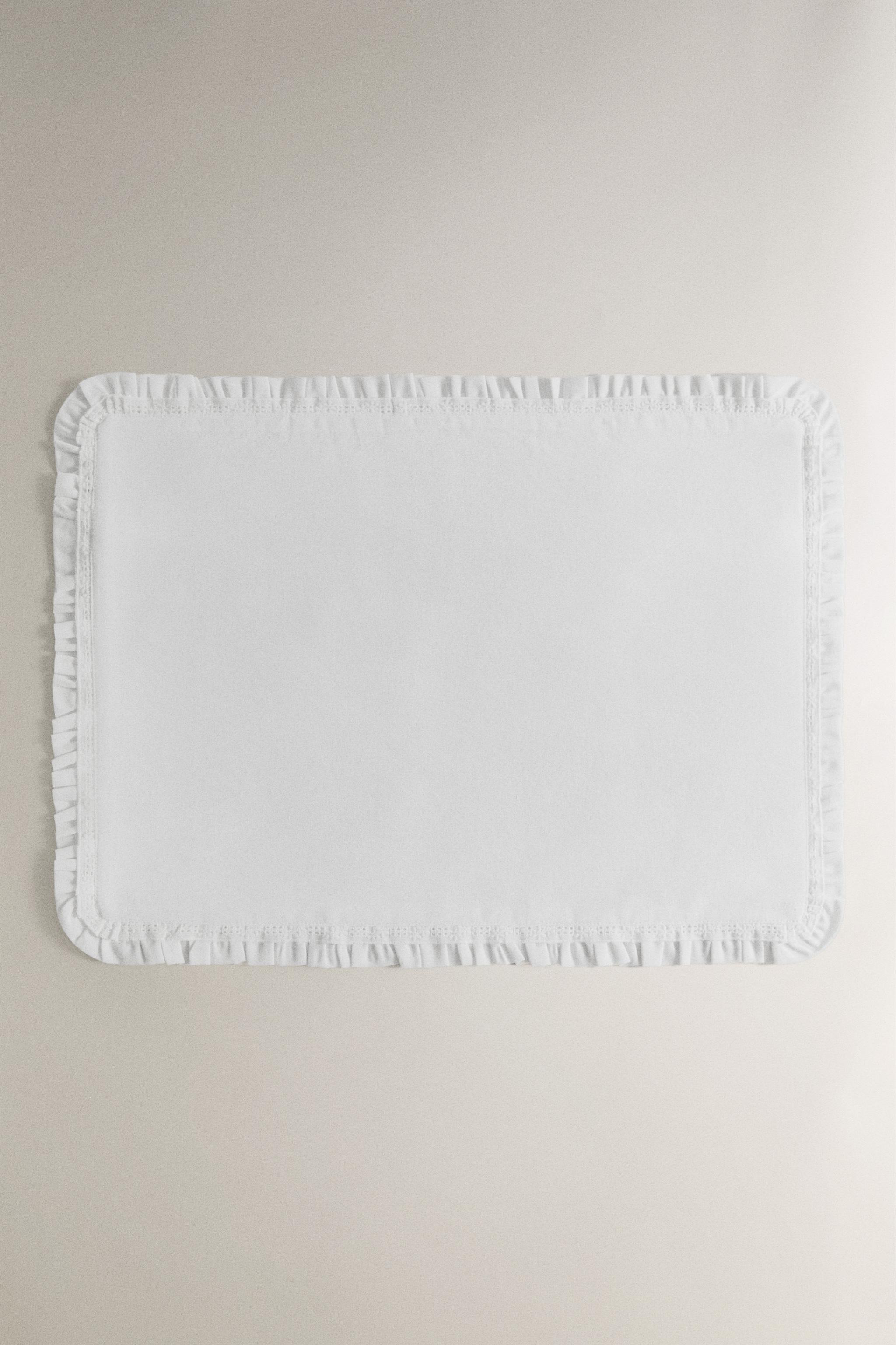 RECTANGULAR PLACEMAT WITH RUFFLE