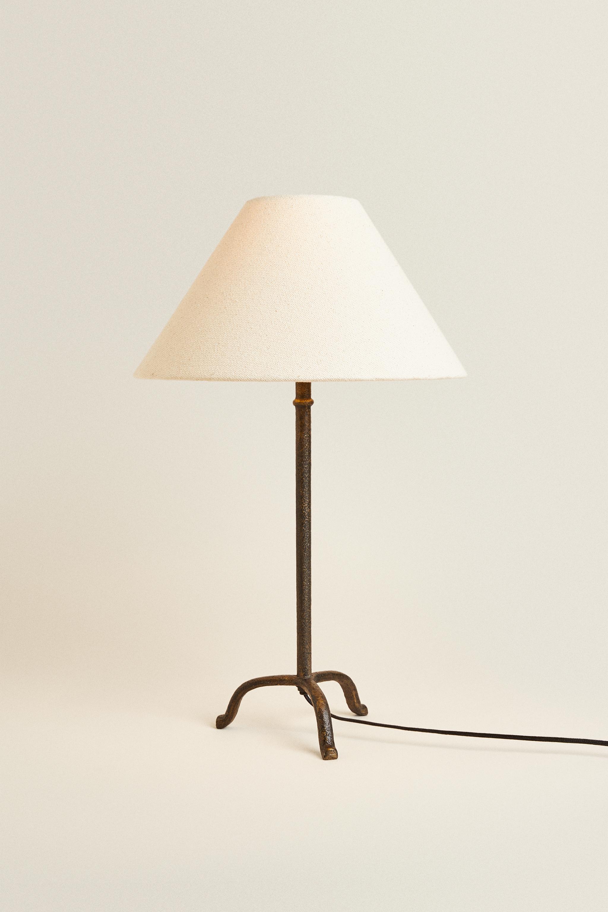 TRIPOD BASE TABLE LAMP
