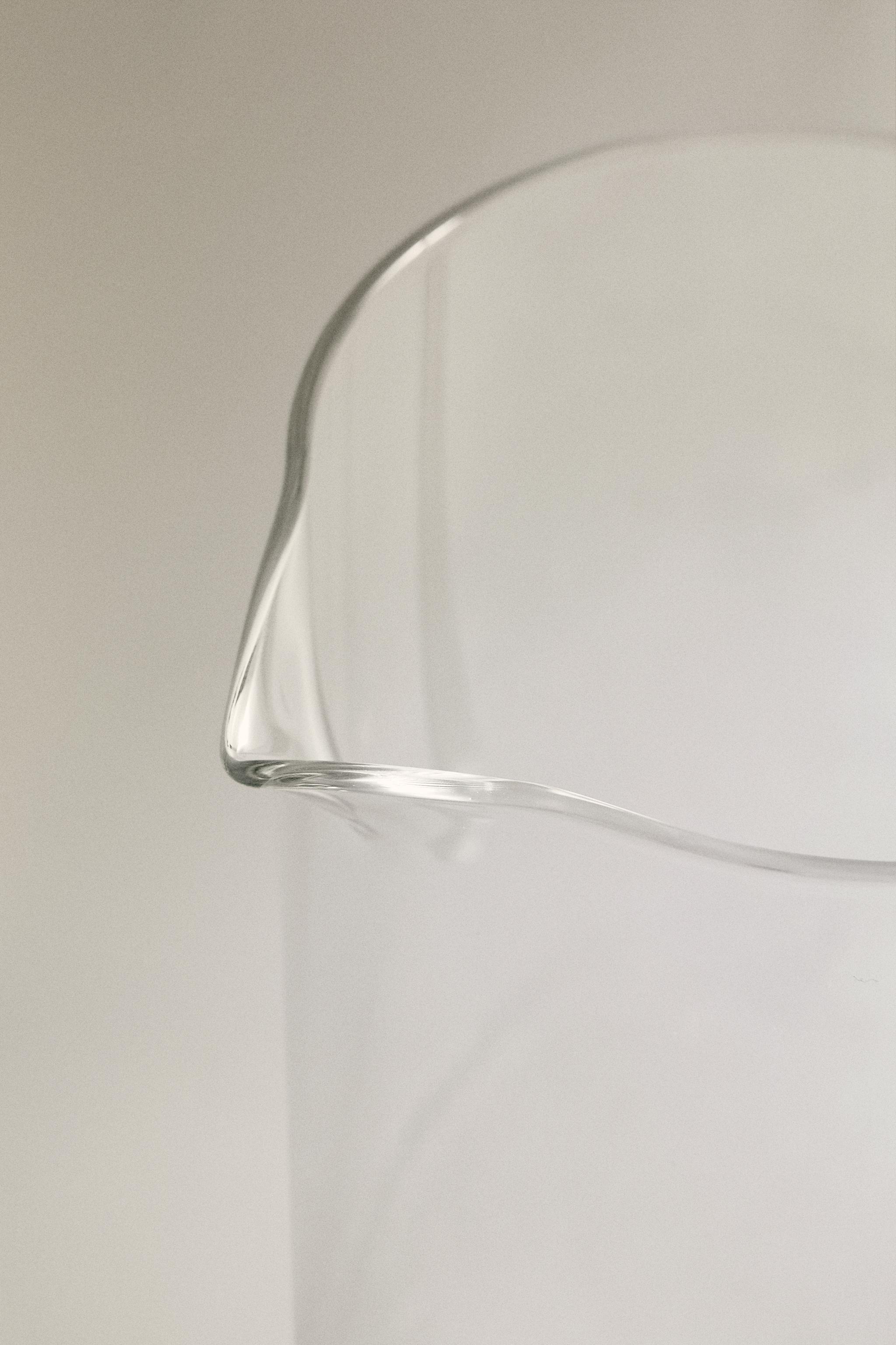 GLASS PITCHER WITH HANDLE AND APPLE DETAIL