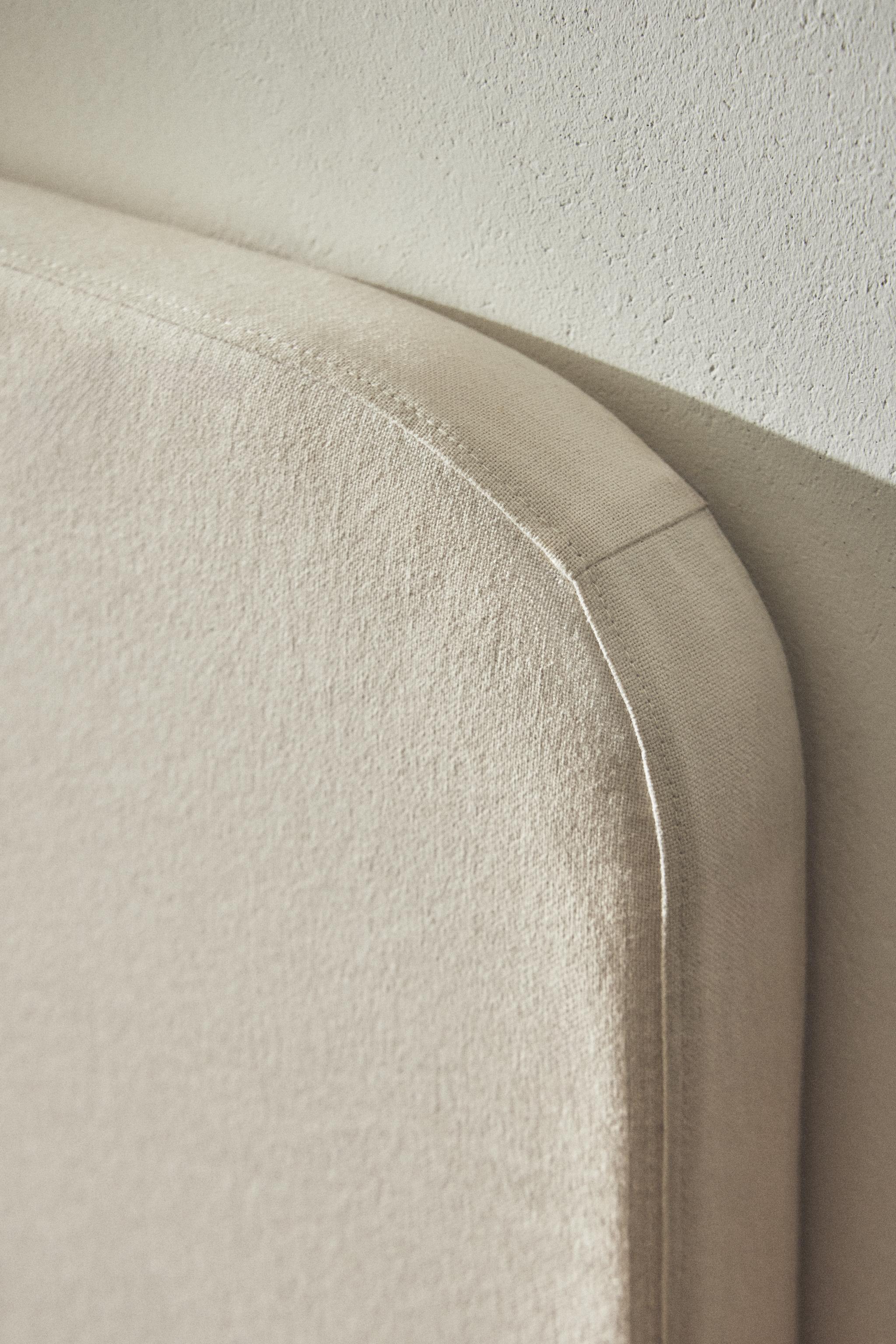 ROUNDED HEADBOARD WITH LINEN COVER