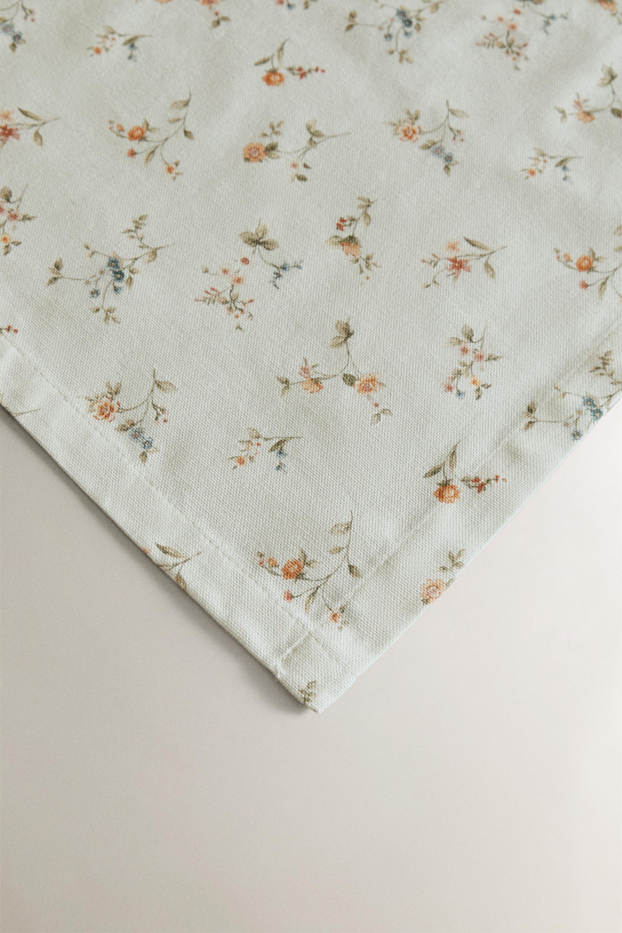 SMALL FLORAL PRINT TABLECLOTH
