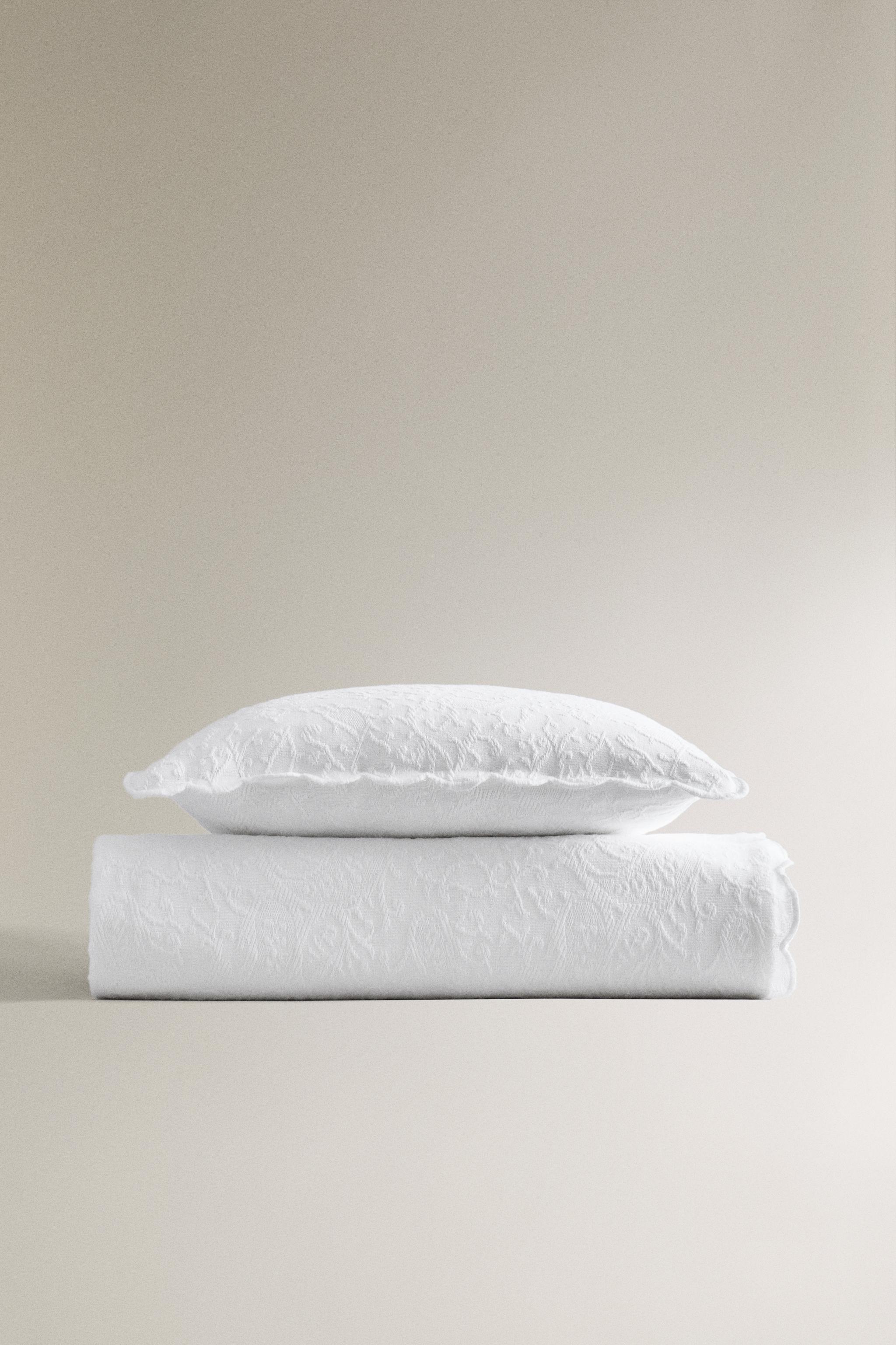 SCALLOPED FLOWER BEDSPREAD