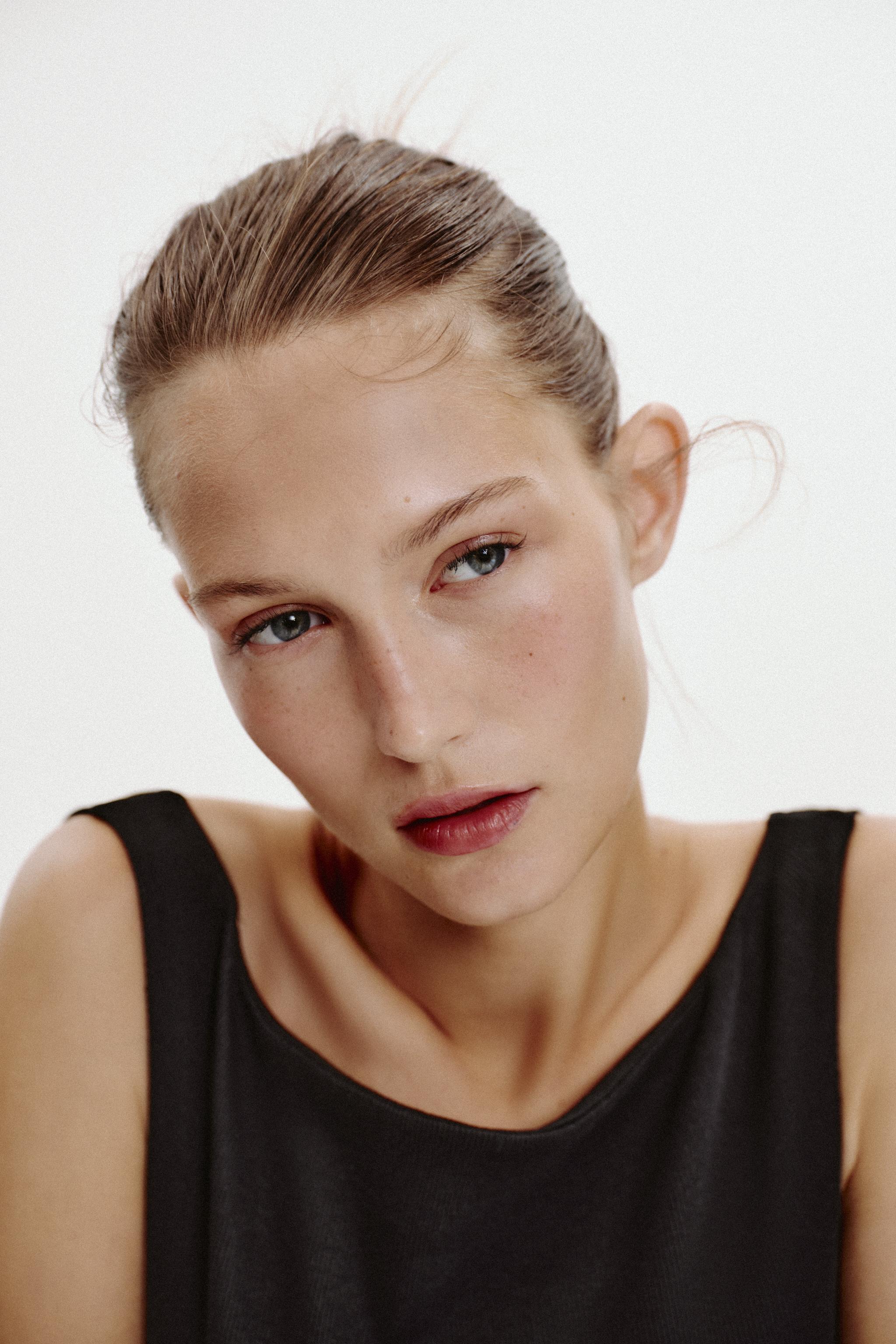 OFF-THE-SHOULDER RIBBED T-SHIRT