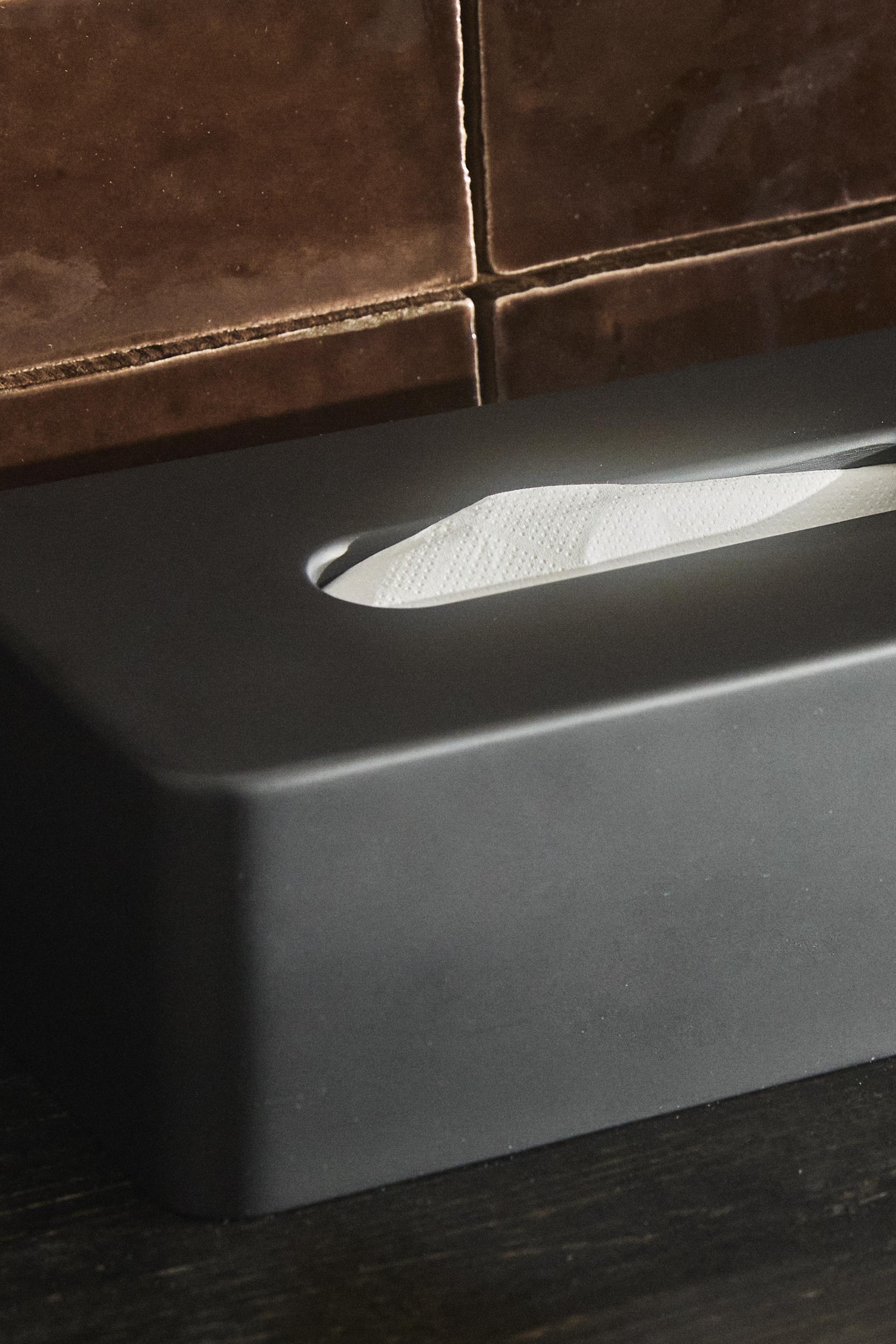 BLACK RESIN TISSUE BOX