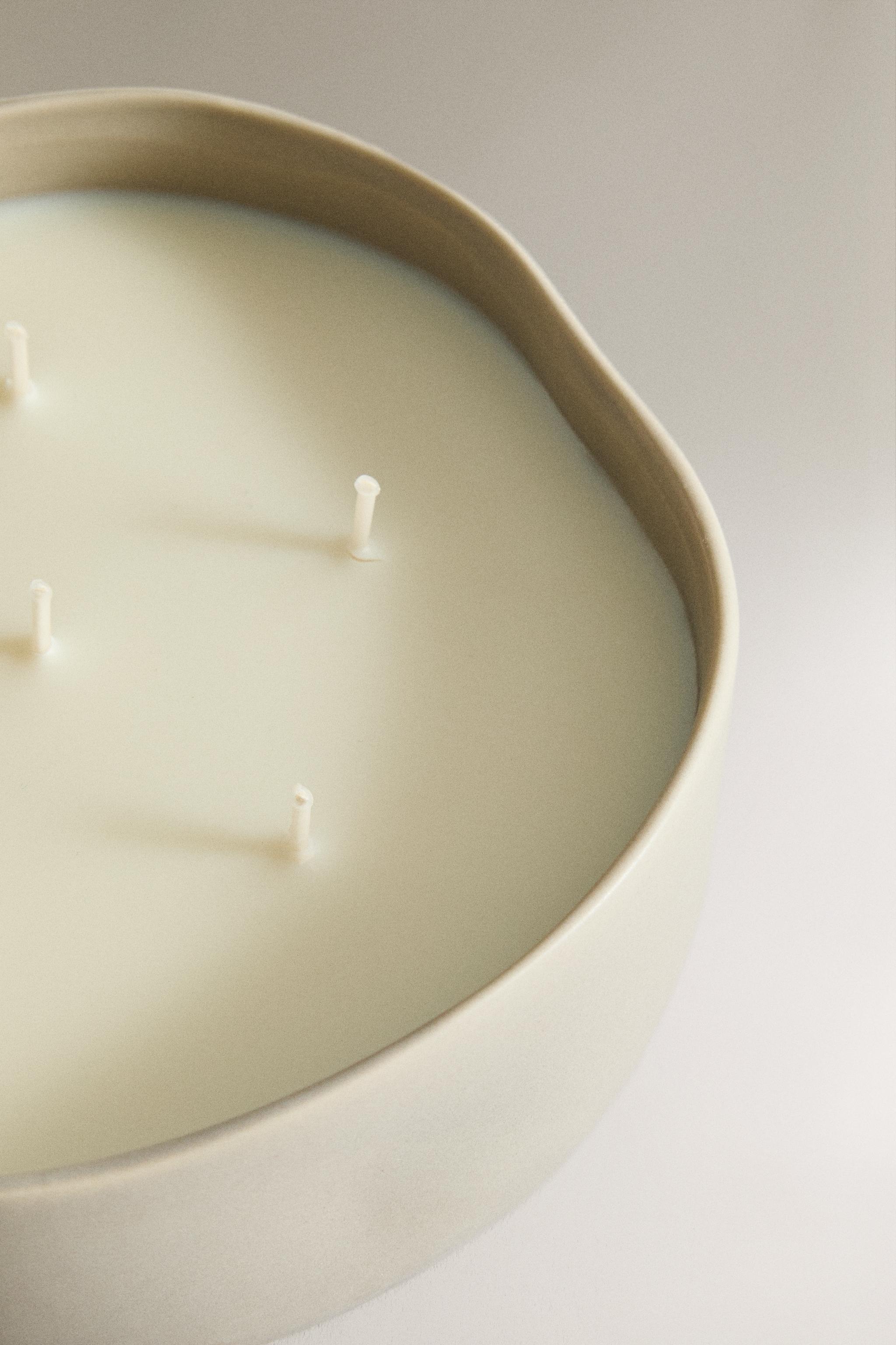 (590 G) FLOR DE NOVIEMBRE SCENTED CANDLE