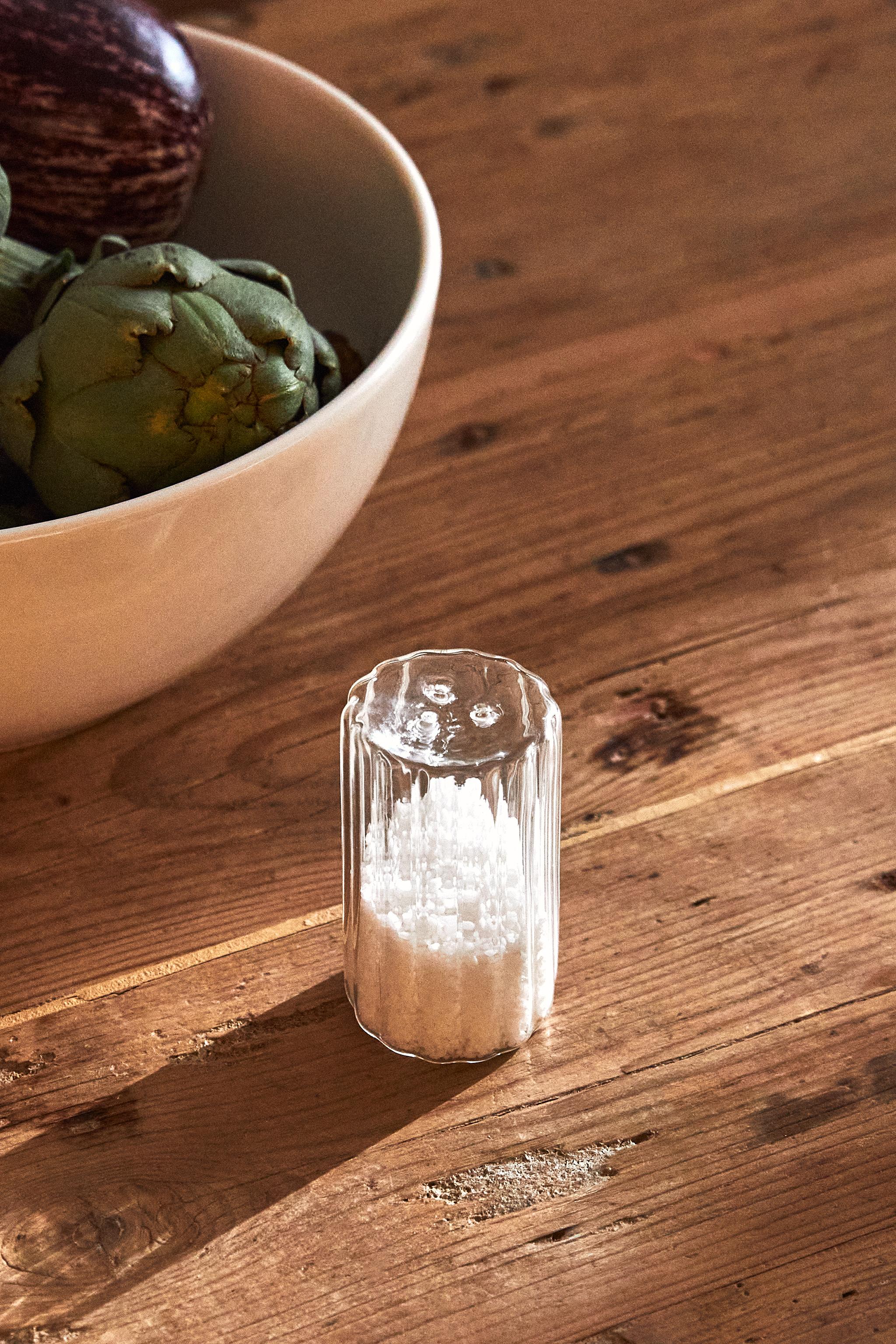 BOROSILICATE GLASS SALT SHAKER