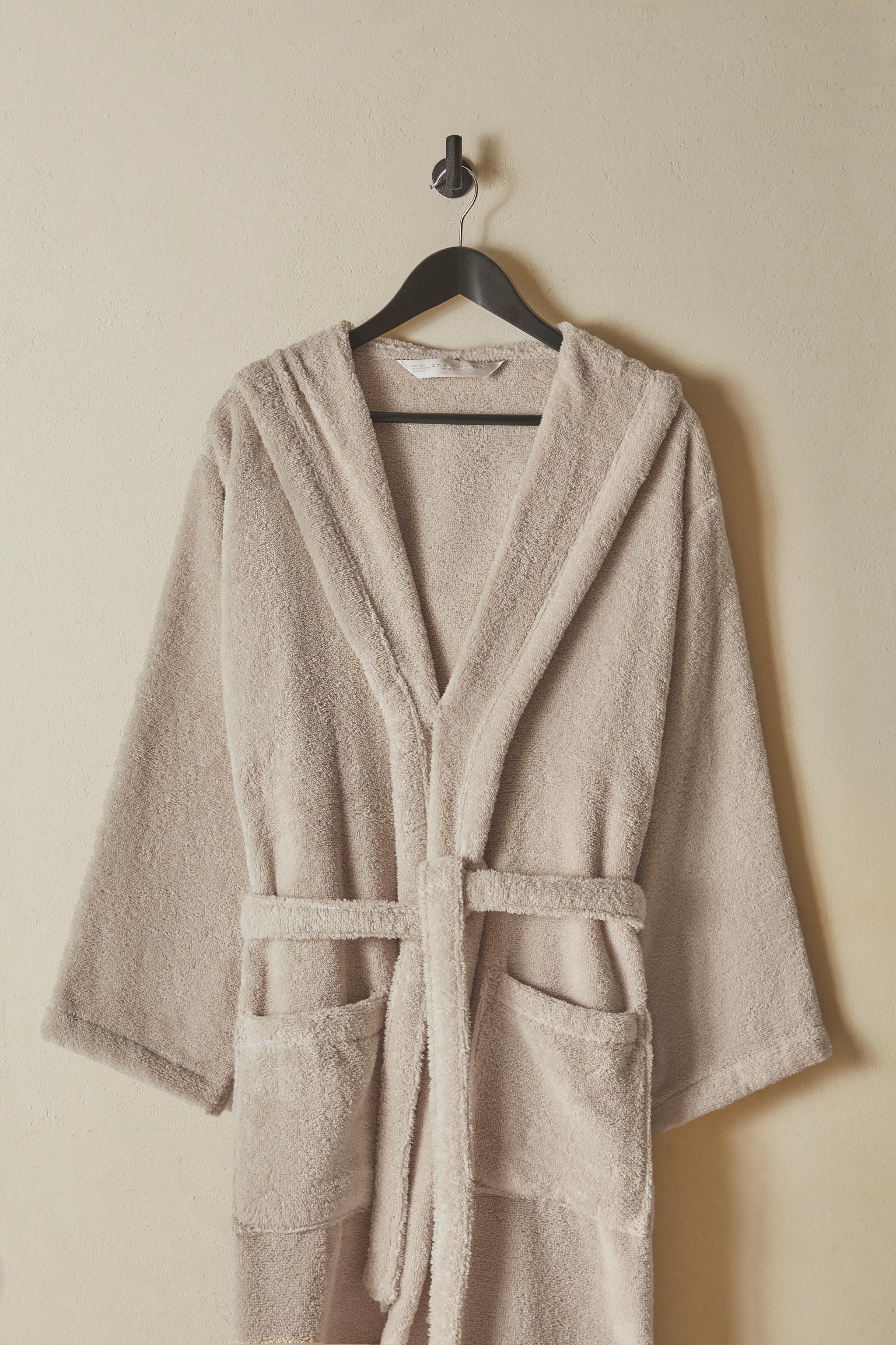 EXTRA SOFT HOODED BATHROBE (380 GXM²)