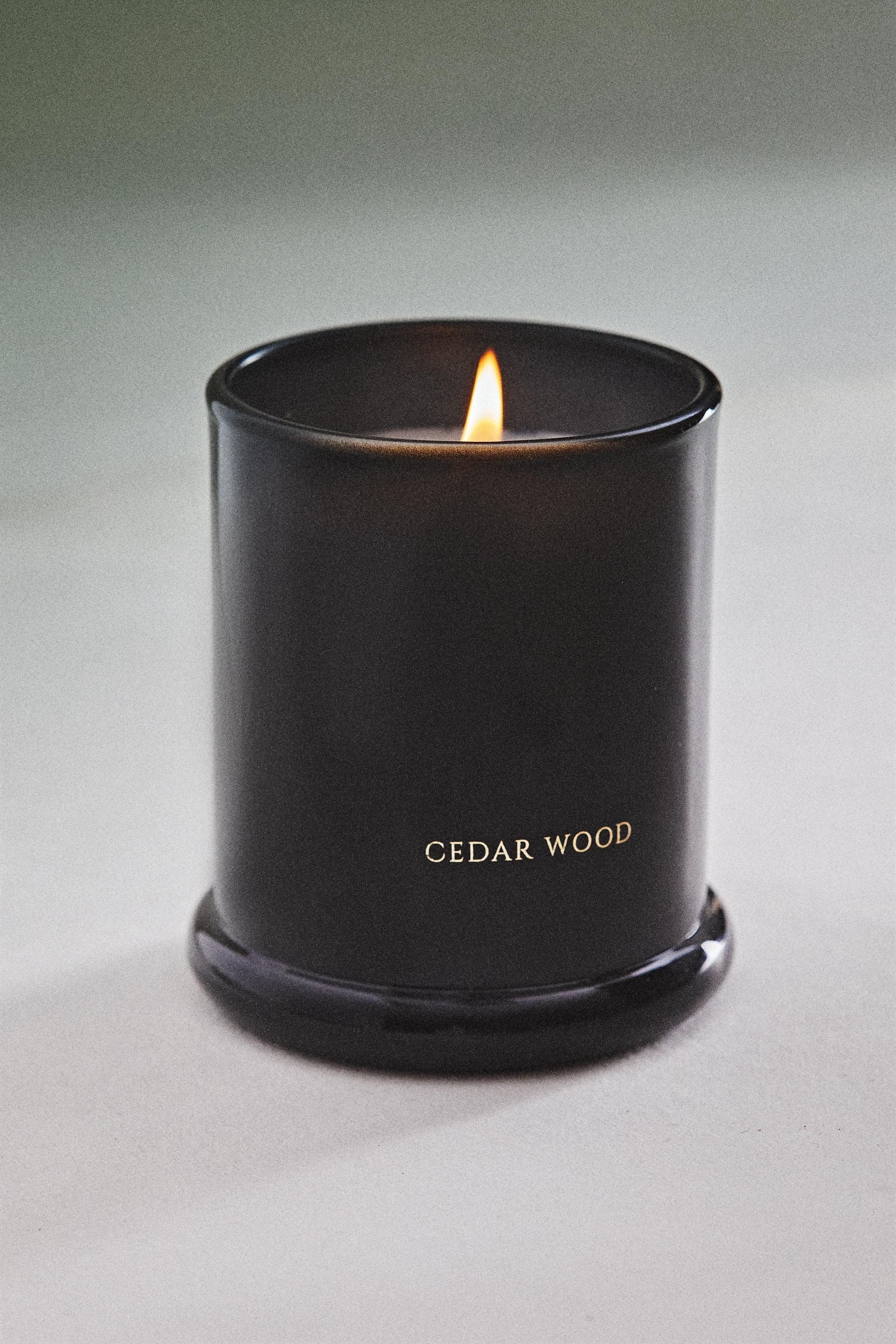 (150 G) CEDAR WOOD SCENTED CANDLE