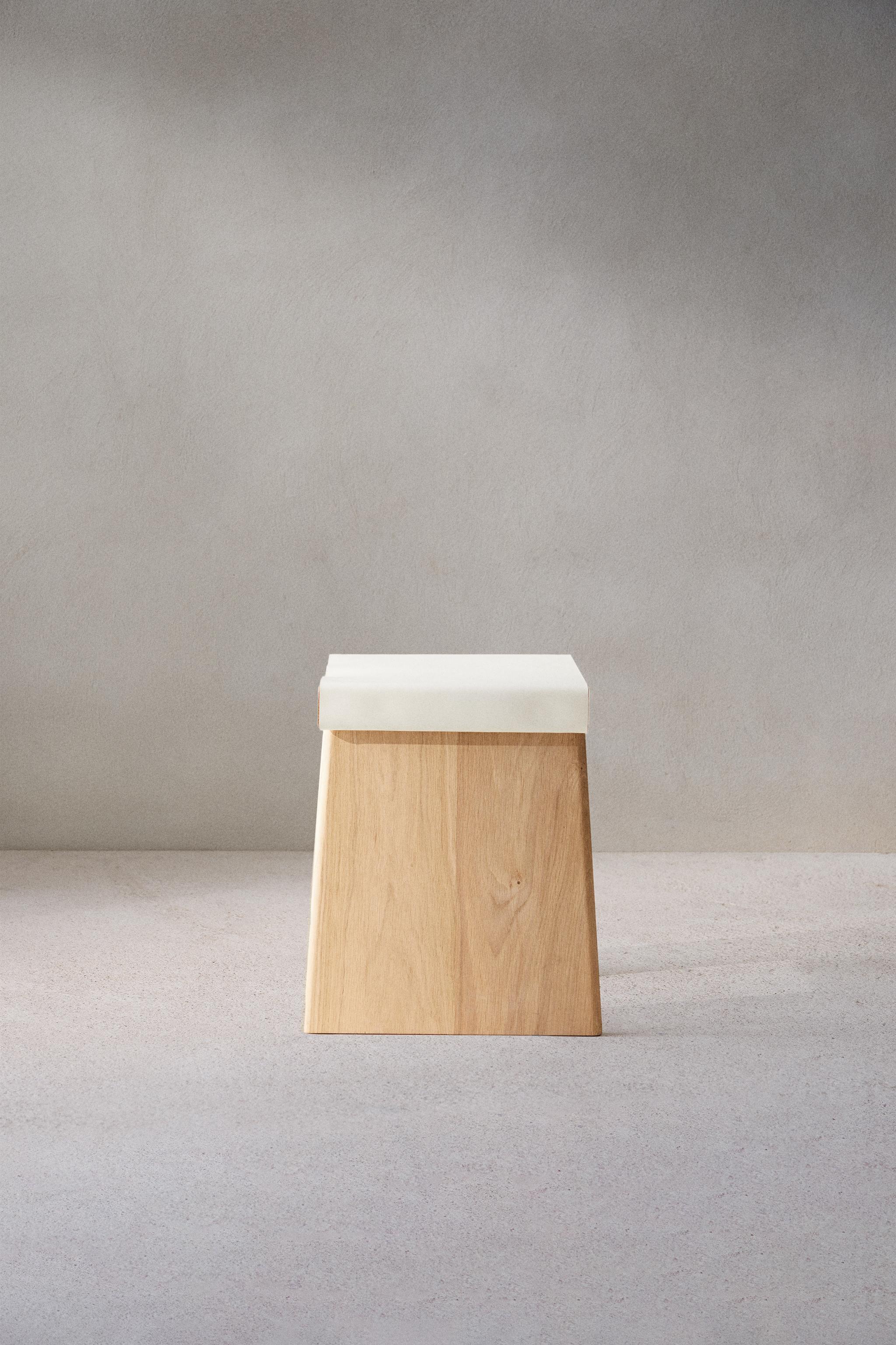 STOOL 02