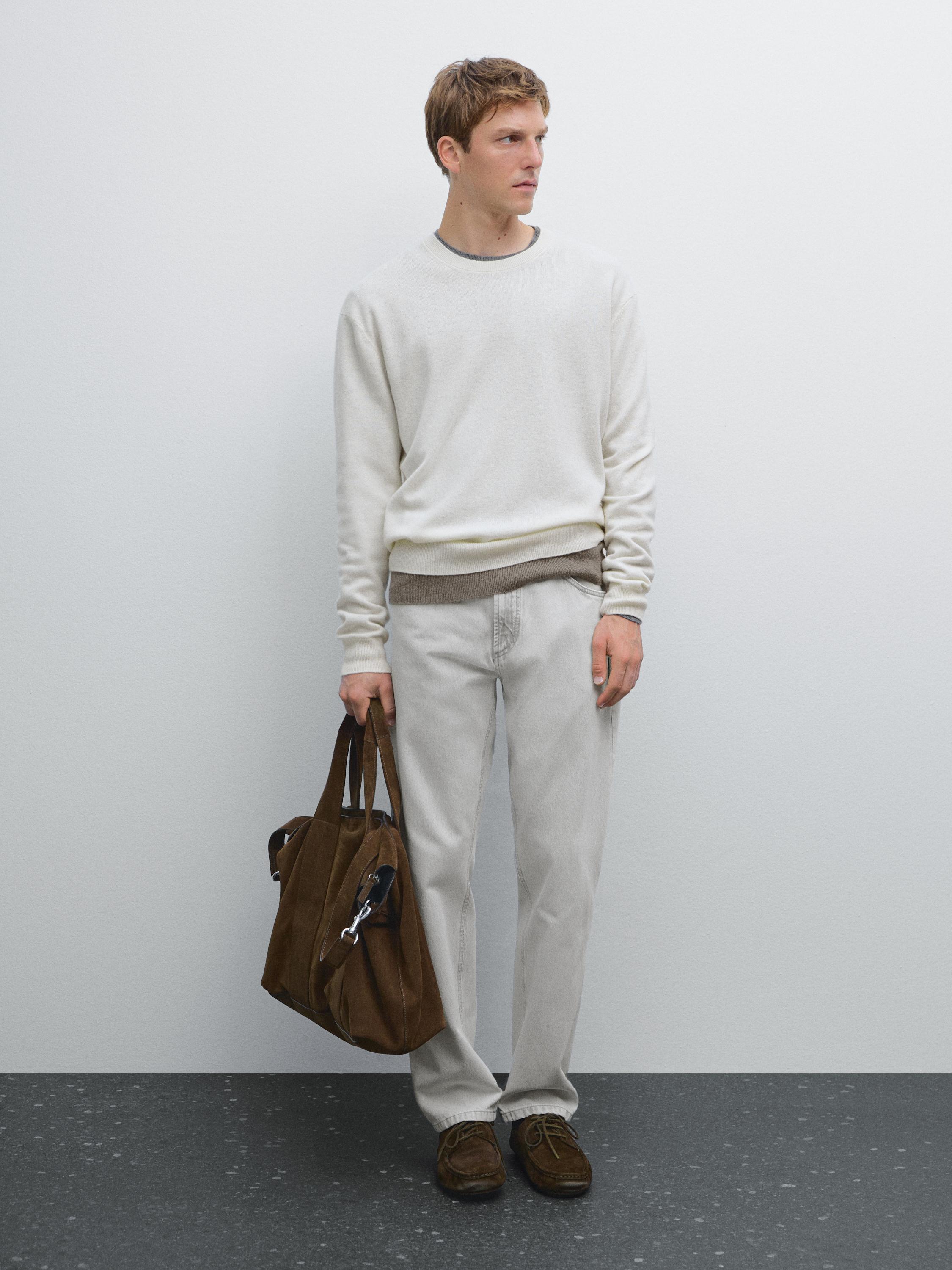 Cashmere knit sweater with a crew neck