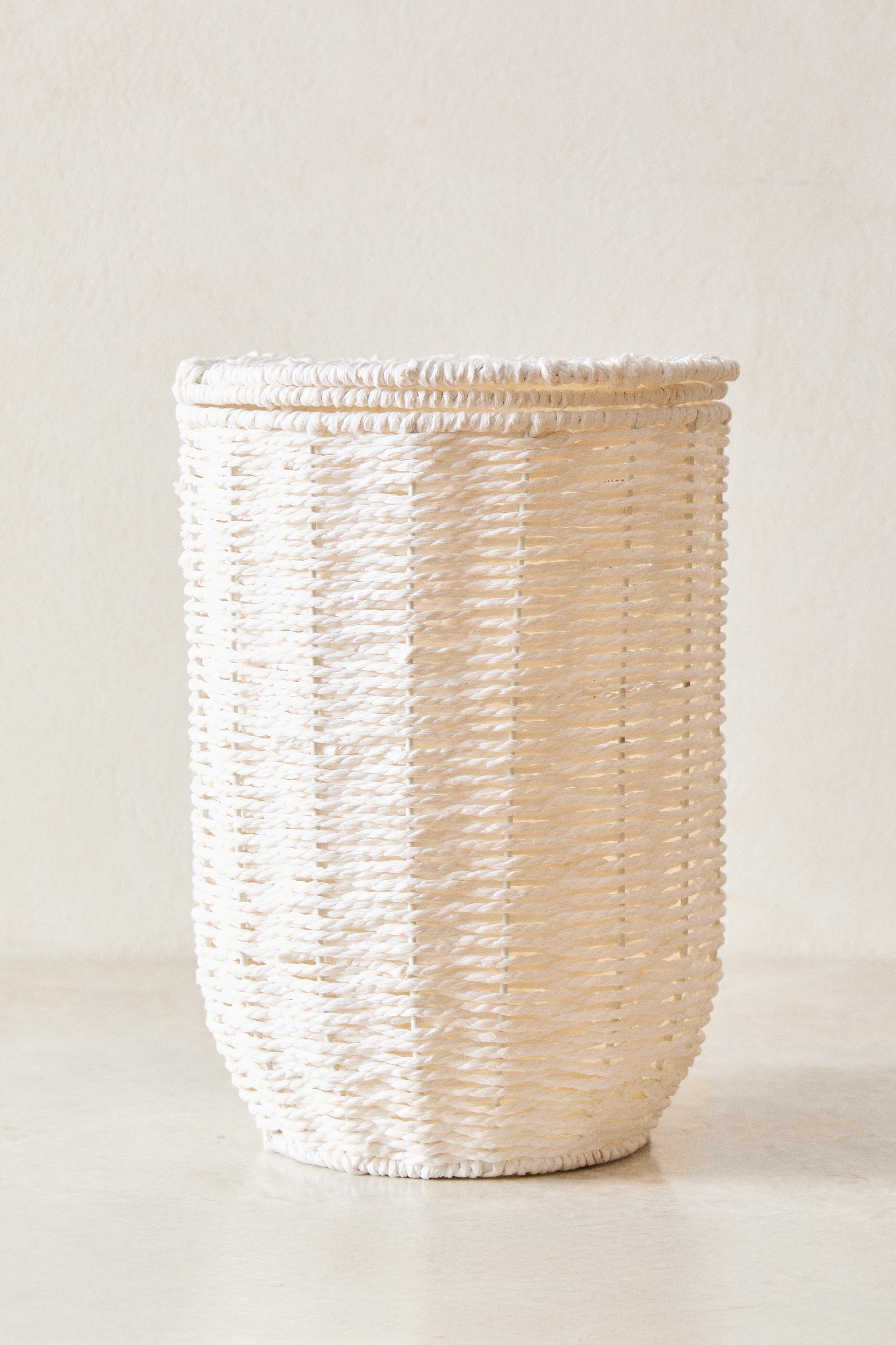 BATHROOM TRASH CAN WITH REMOVABLE LID