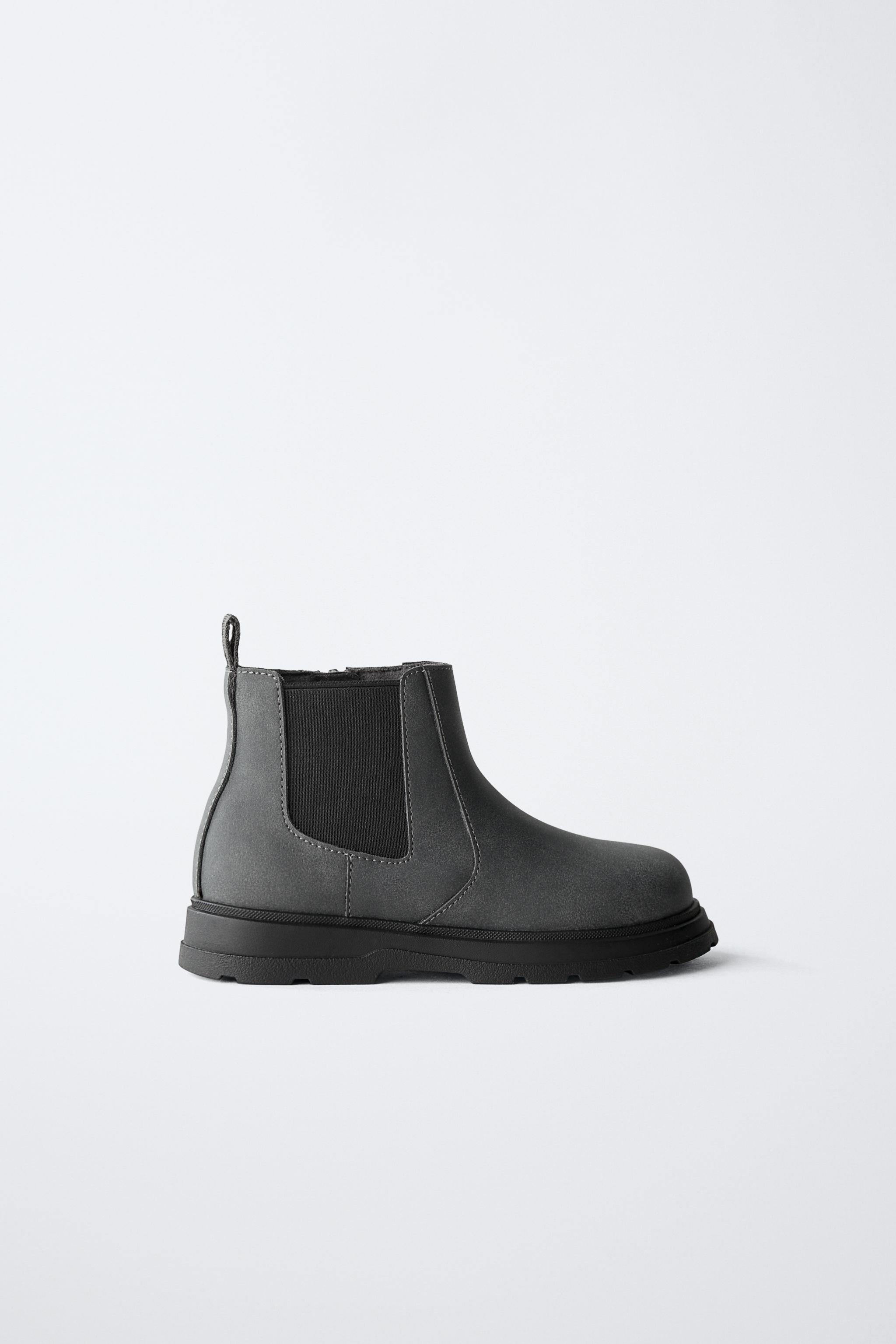 CHELSEA BOOTS