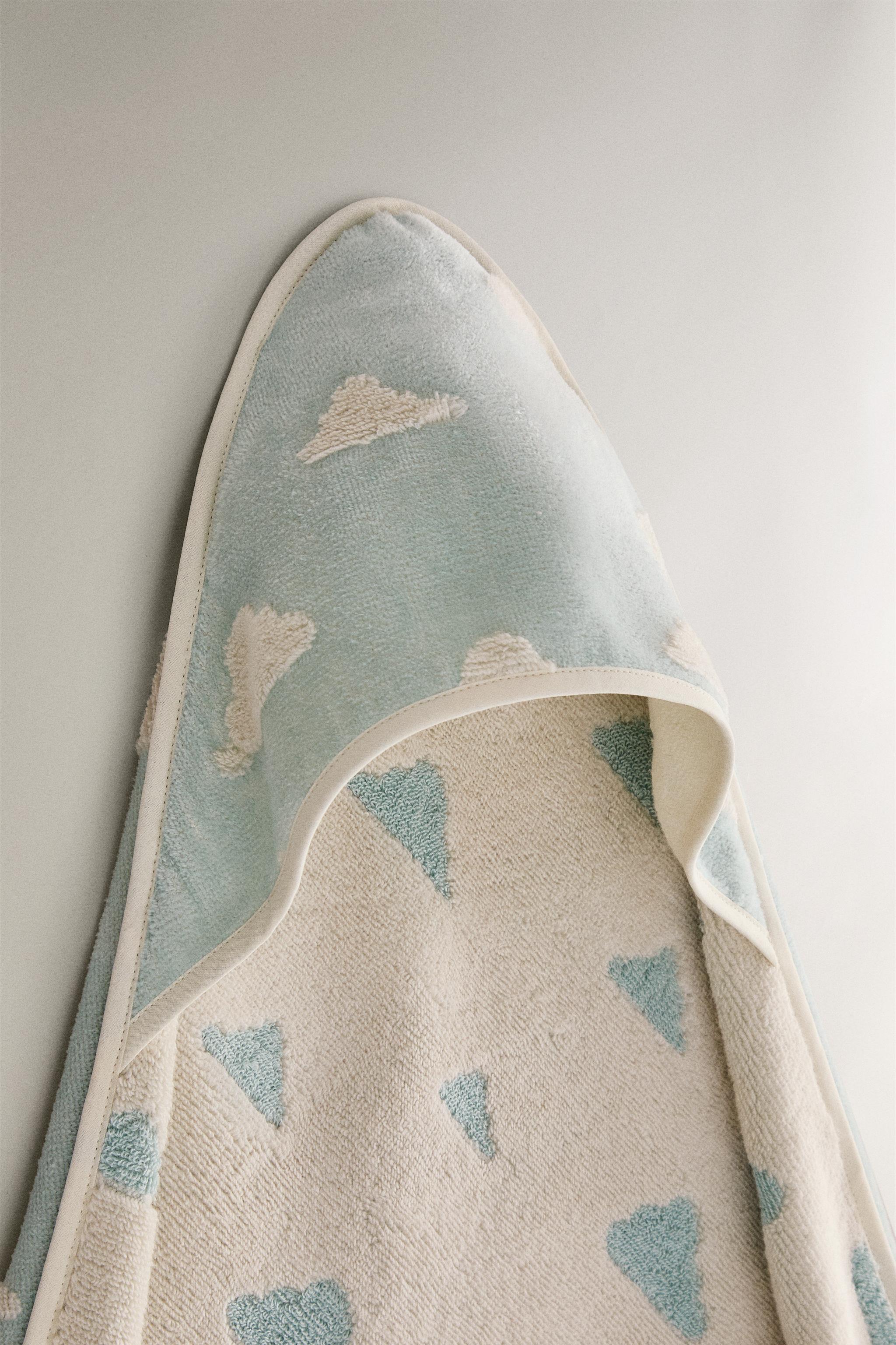 HOODED CLOUD PRINT BATH TOWEL