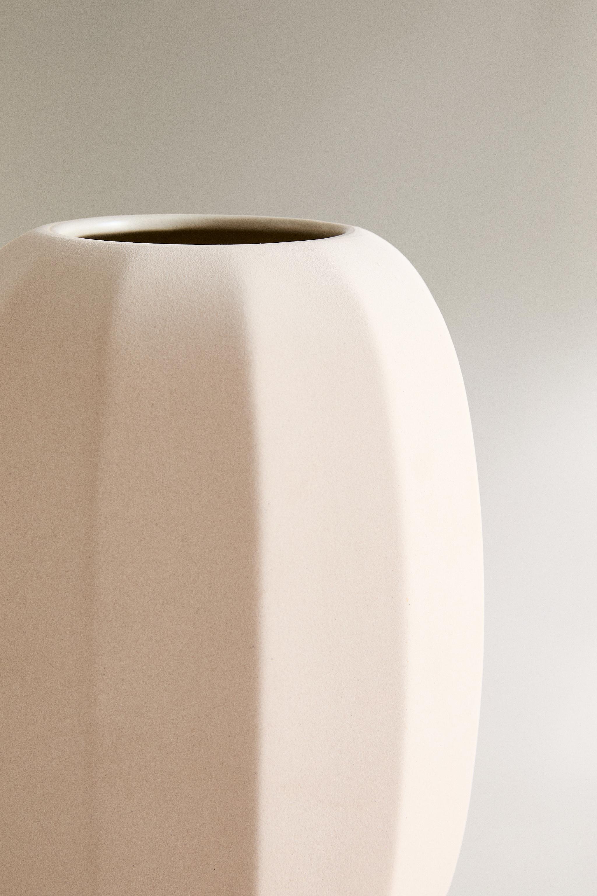 STONEWARE VASE WITH LINES