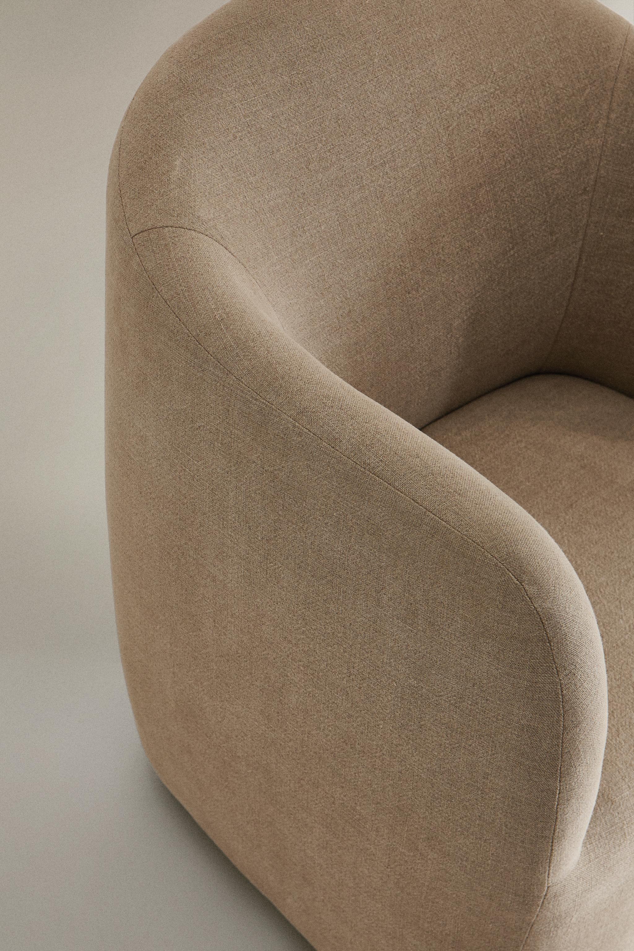 LINEN ACCENT CHAIR