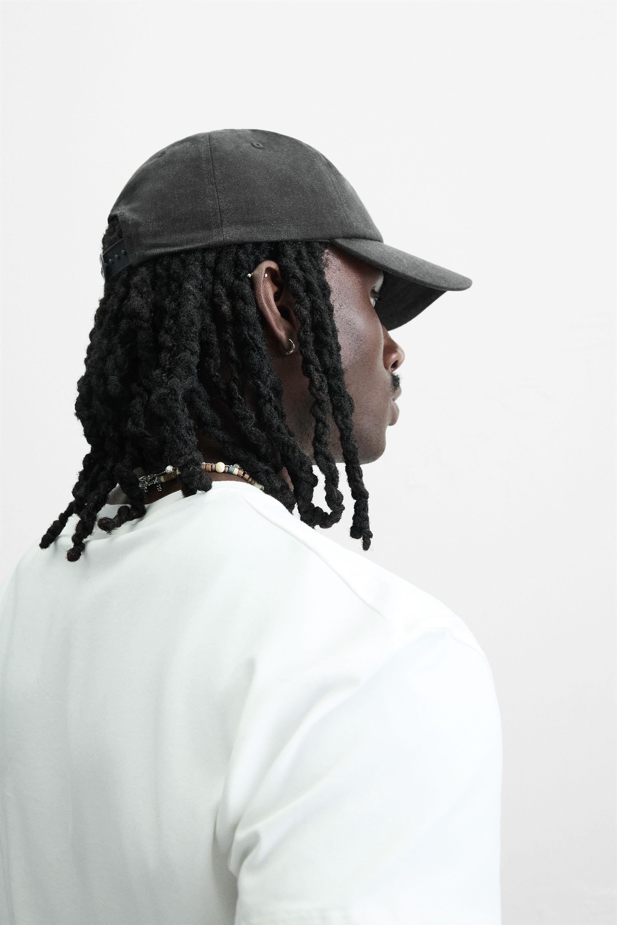 CONTRAST EMBROIDERY CAP