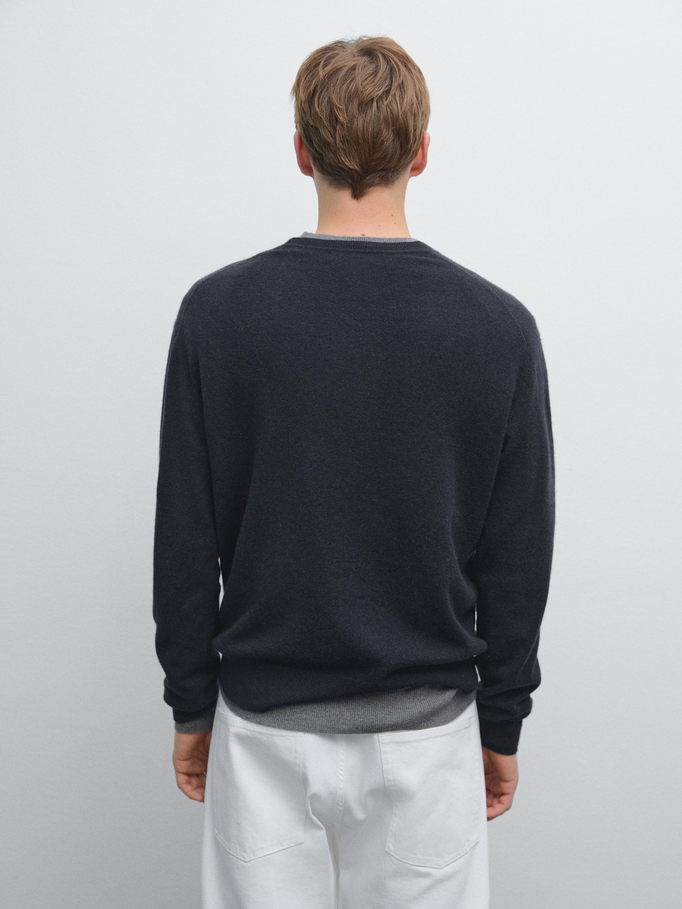 Cashmere knit sweater with a crew neck