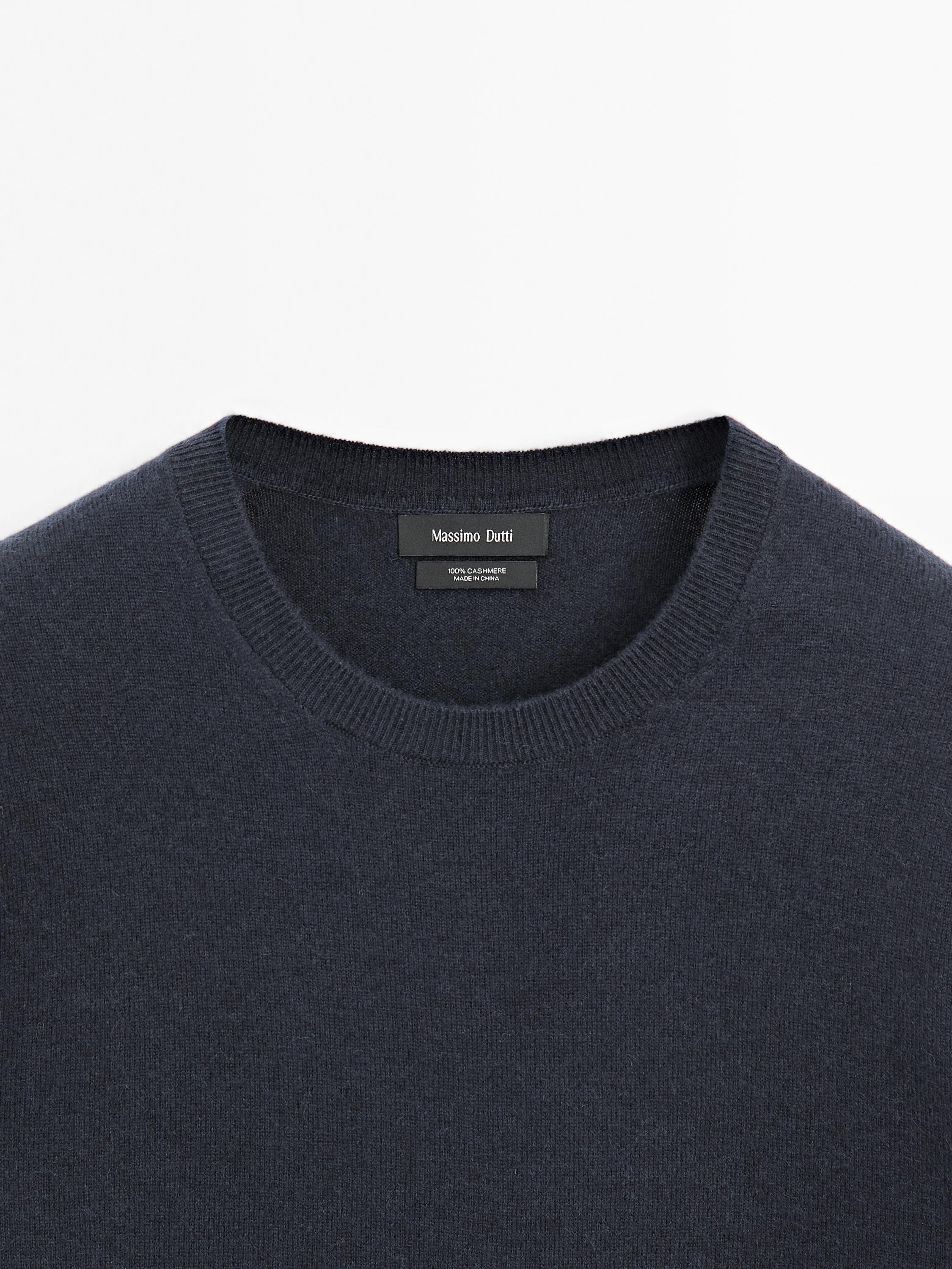 Cashmere knit sweater with a crew neck
