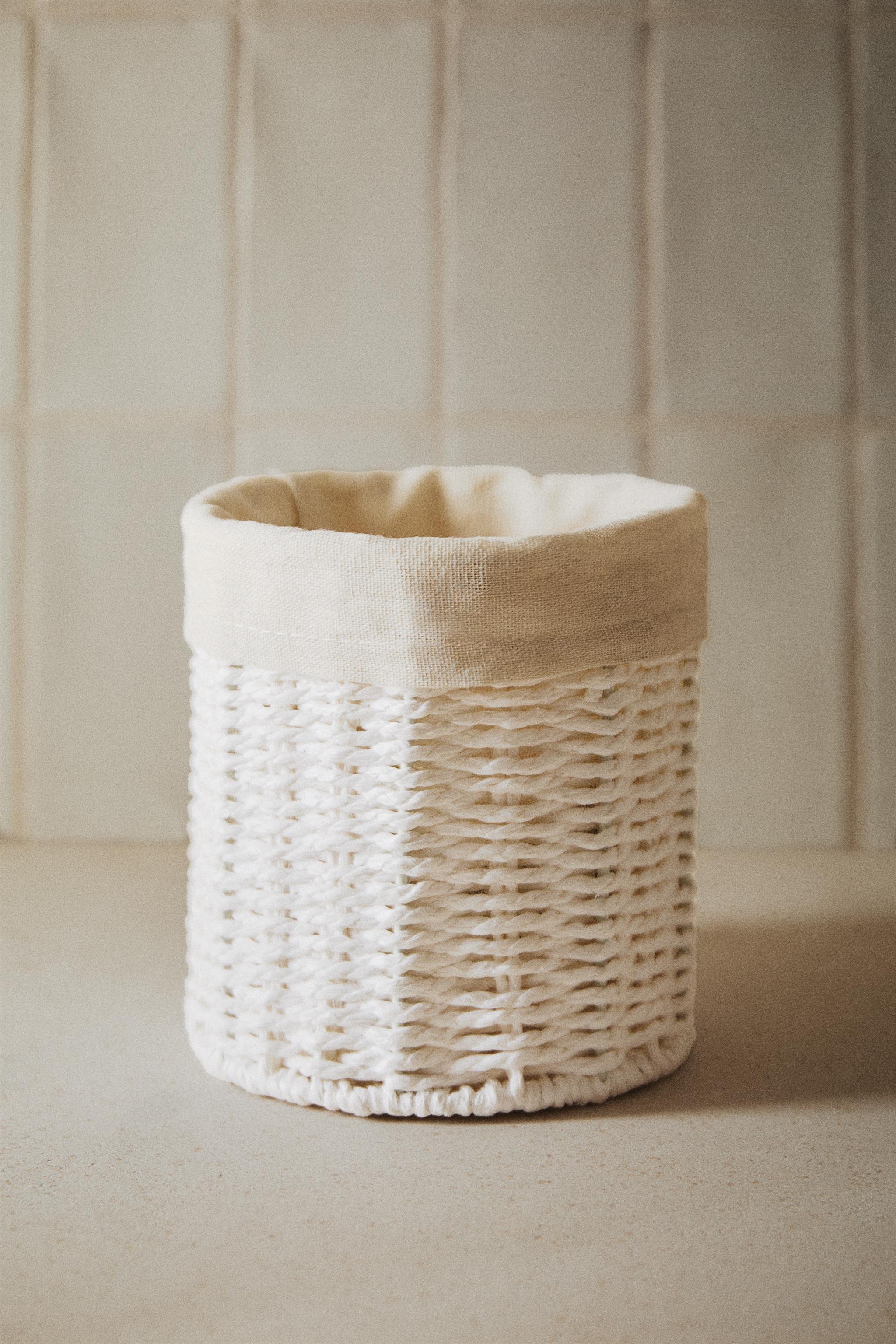 ROUND HAMPER WITH LINEN LINING