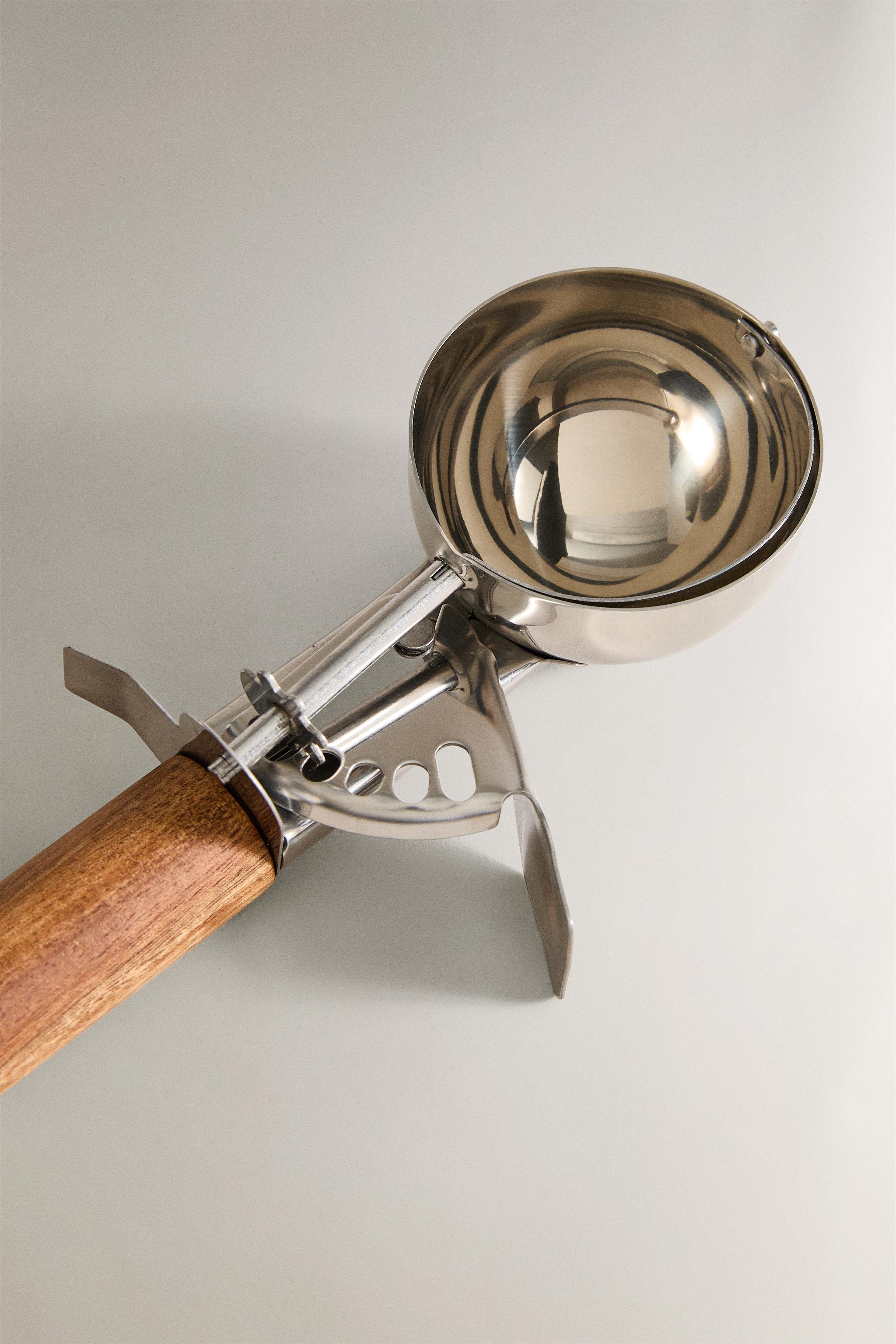 ICE-CREAM SCOOP WITH ACACIA WOOD HANDLE