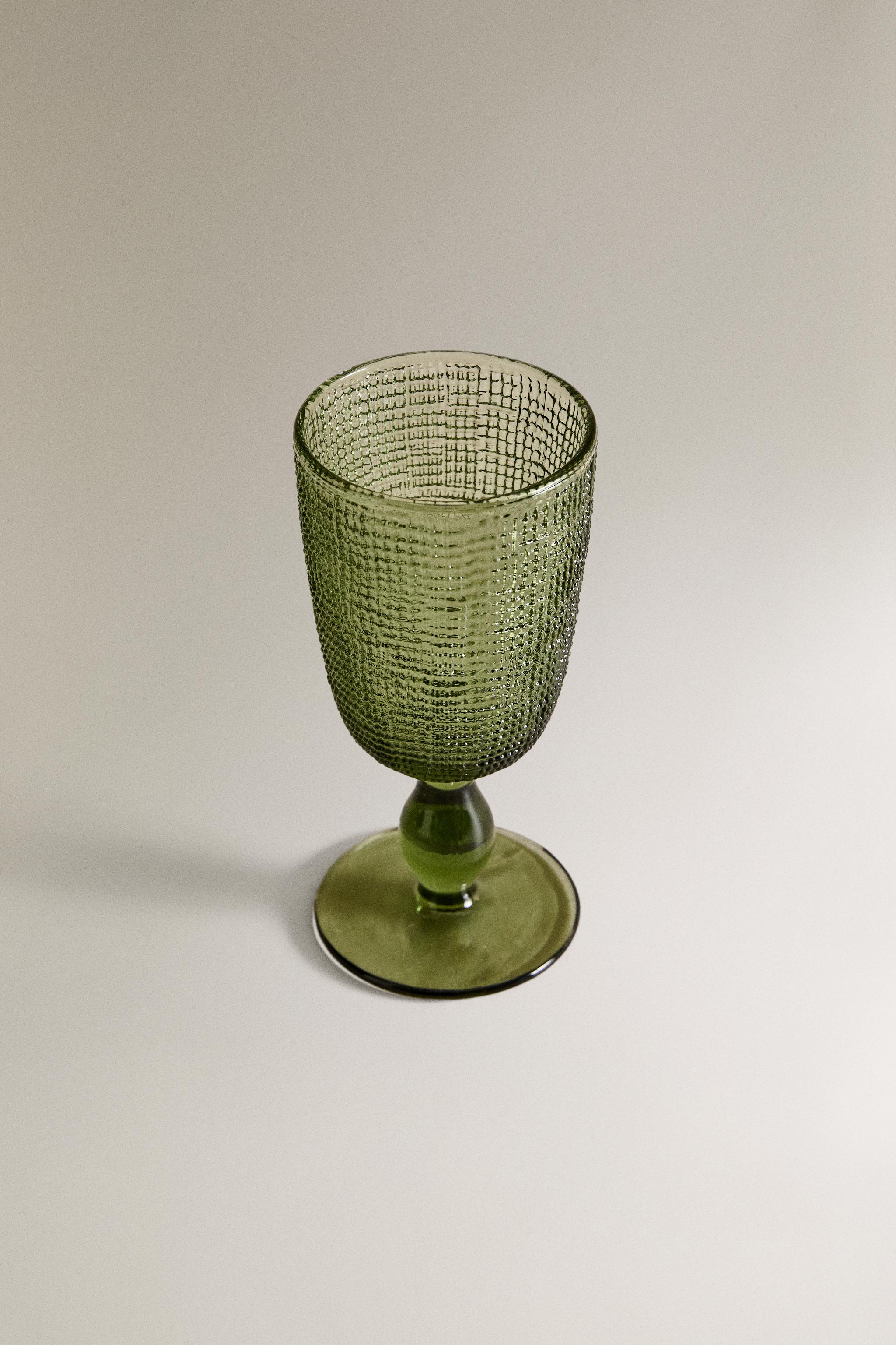 RAISED DESIGN WINE GLASS