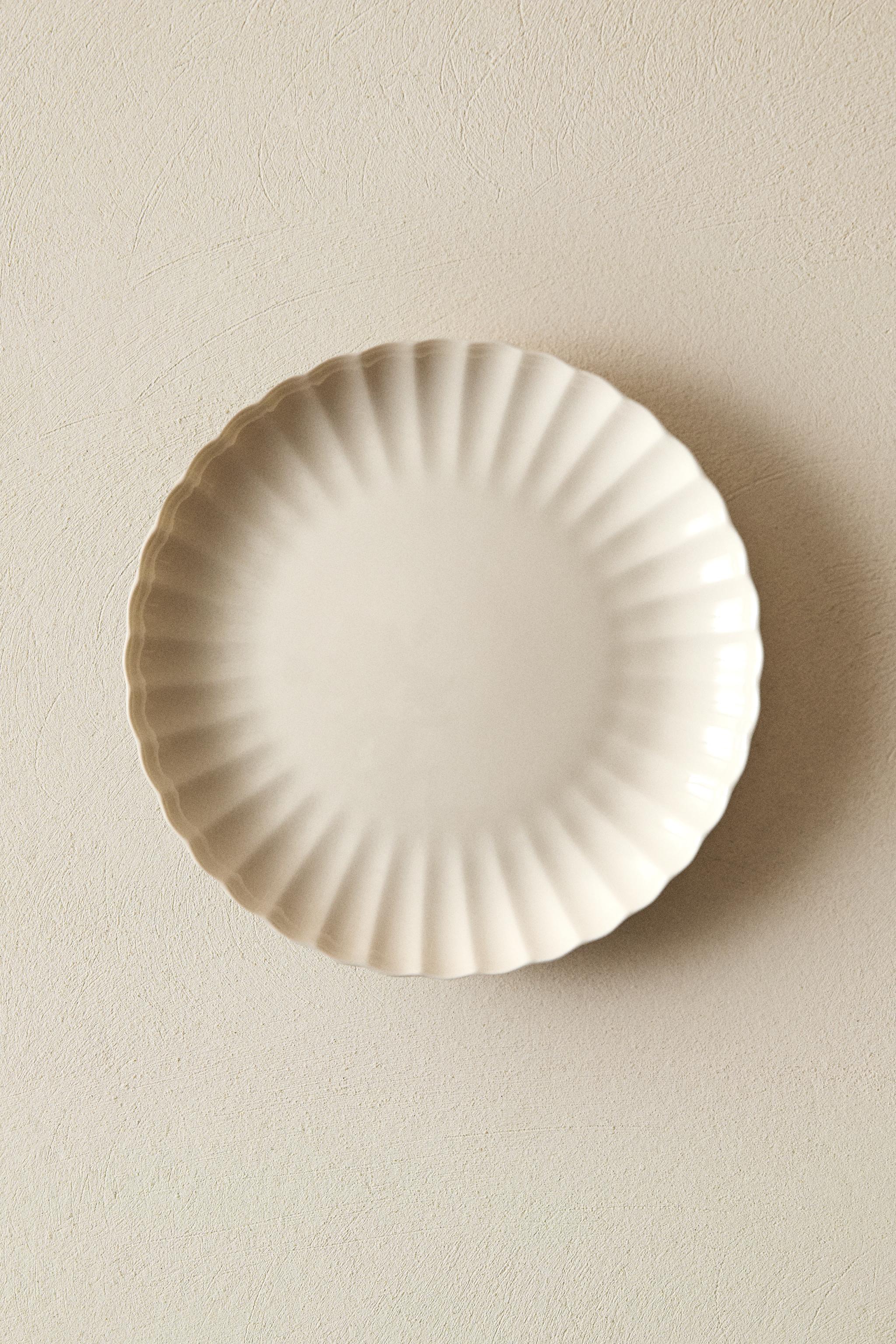 SCALLOPED PORCELAIN DESSERT PLATE