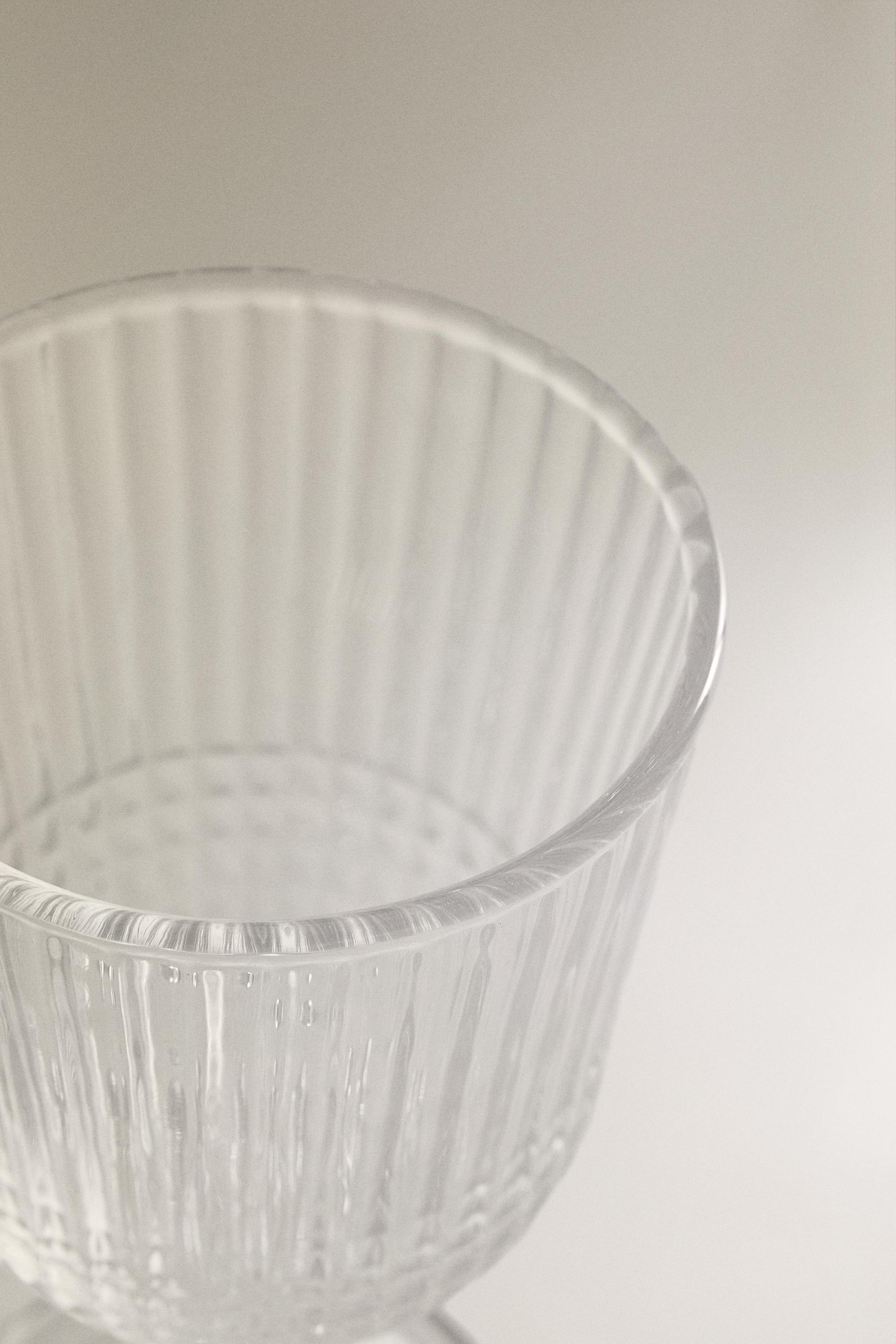 WINE GLASS WITH RAISED GEOMETRIC DESIGN