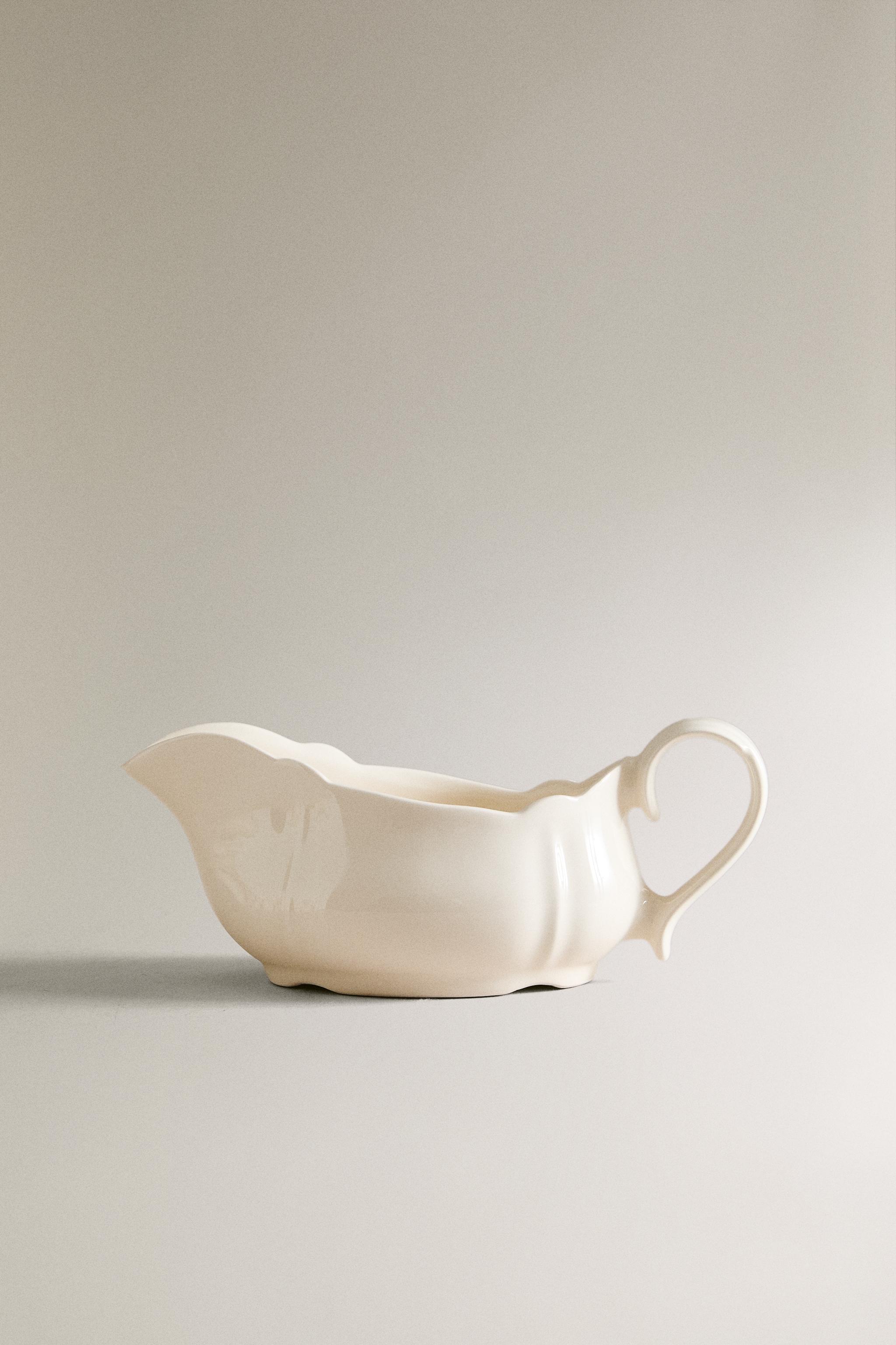 EARTHENWARE GRAVY BOAT WITH RAISED-EDGE DETAIL