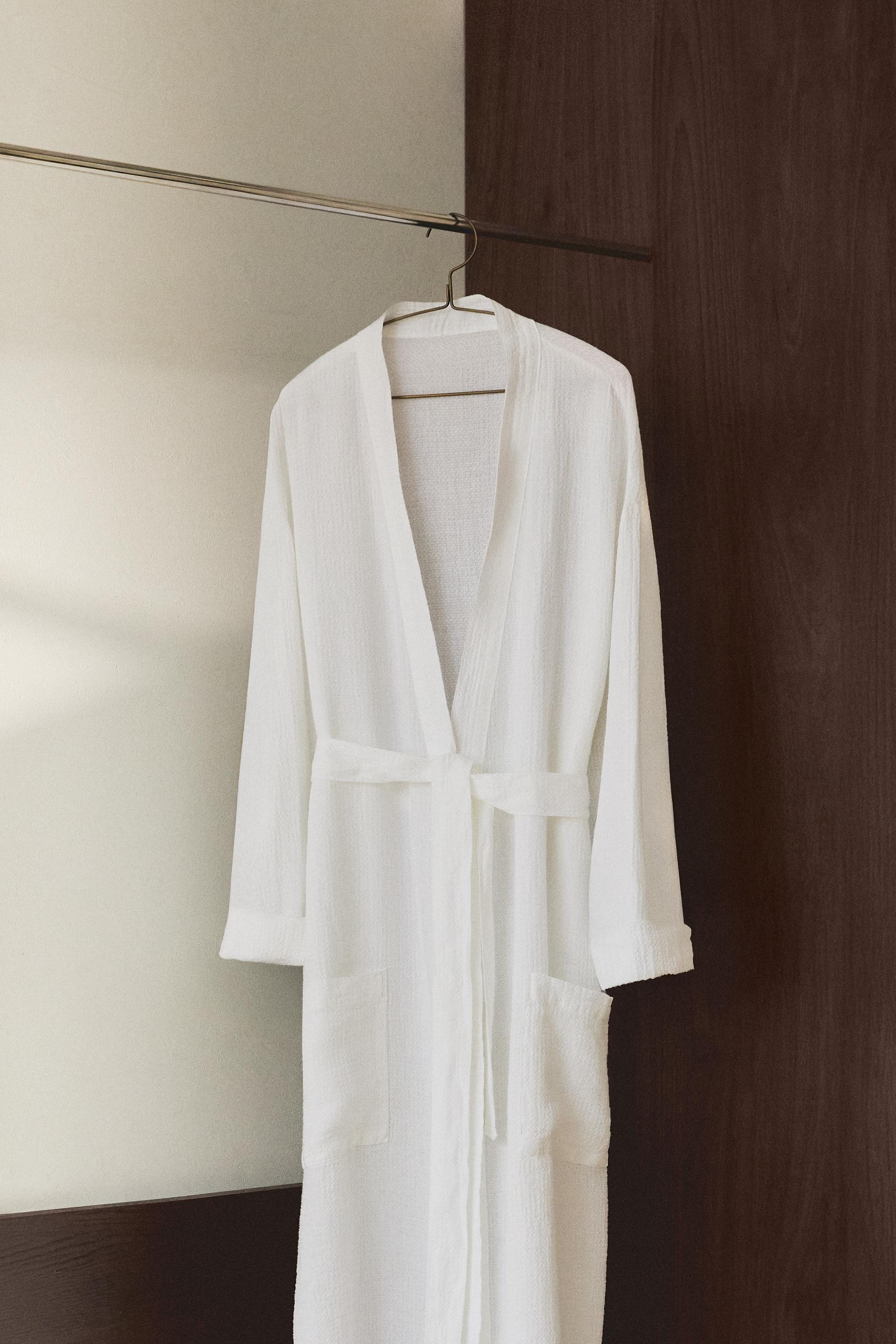 STRIPED HOODED BATHROBE