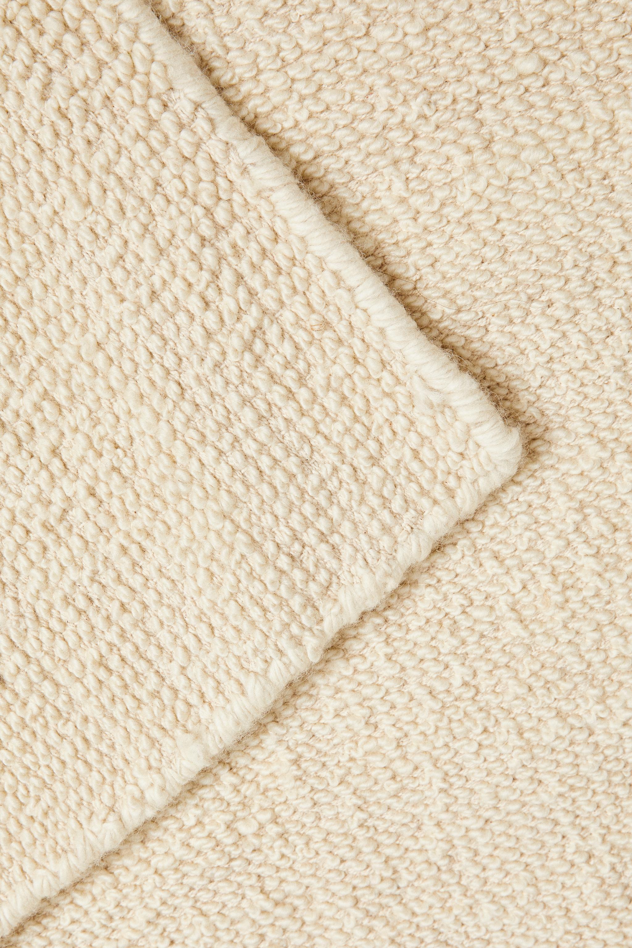 WAVY DETAIL WOOL AREA RUG