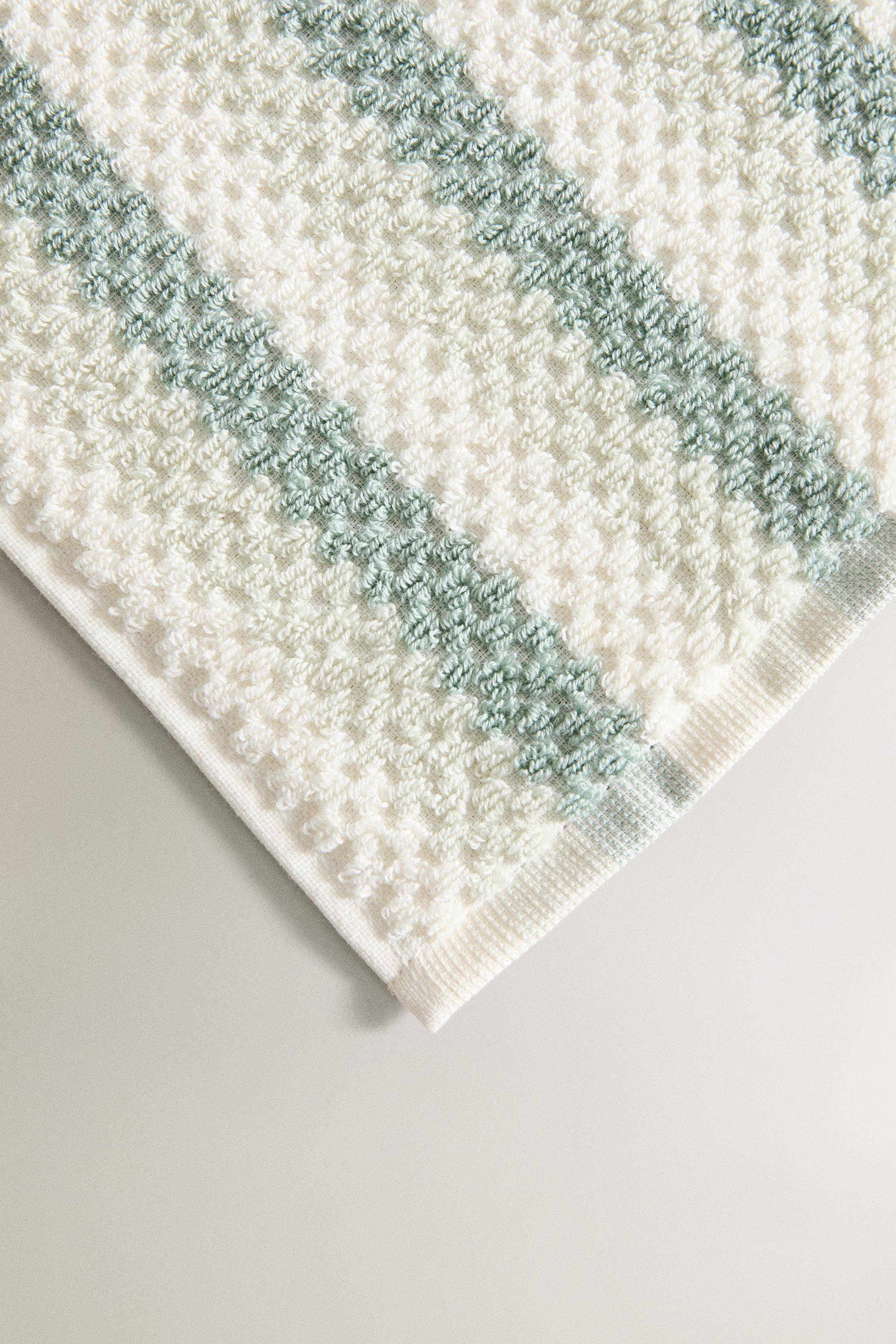 GEOMETRIC JACQUARD BATH TOWEL
