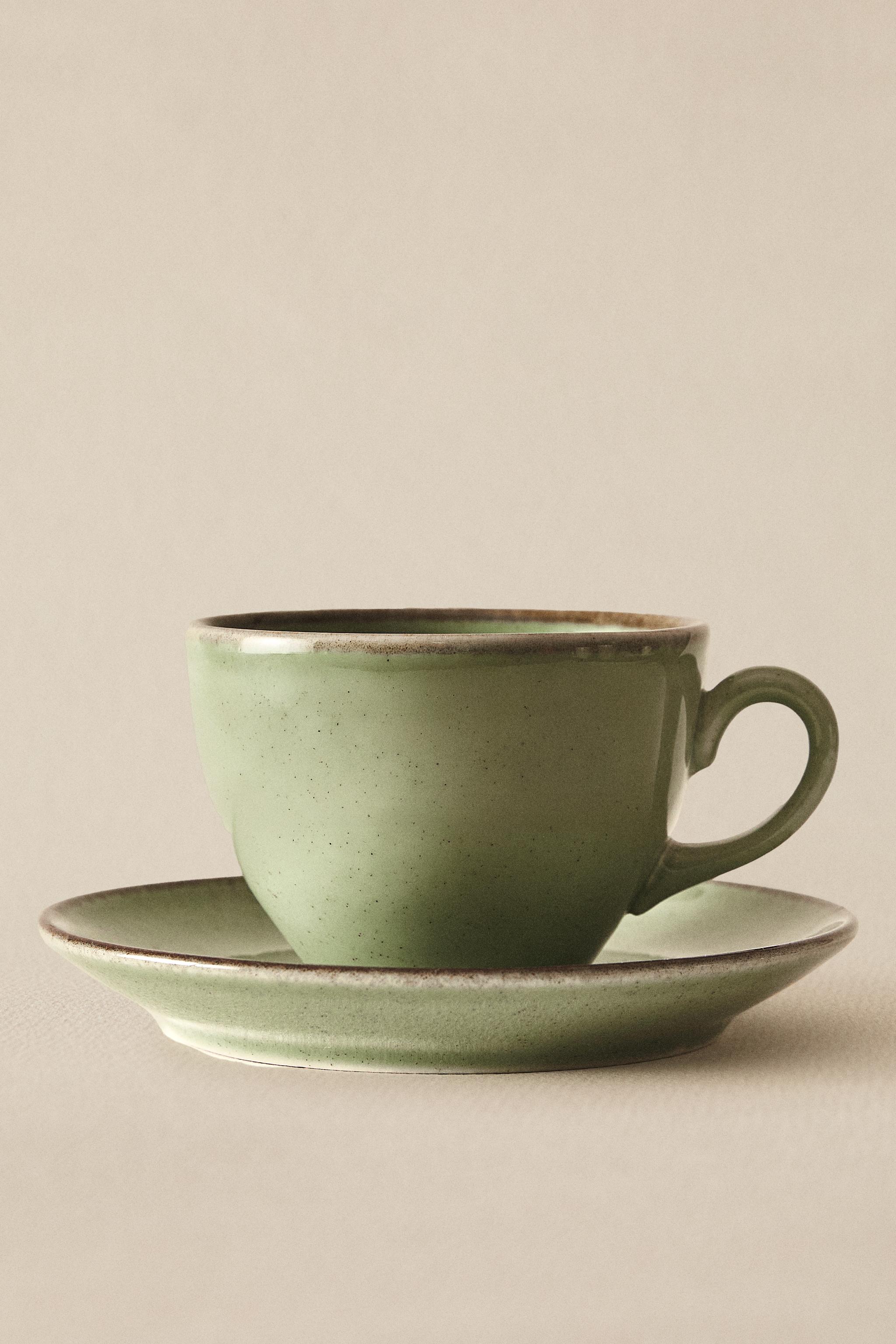 PORCELAIN TEACUP WITH ANTIQUE FINISH RIM