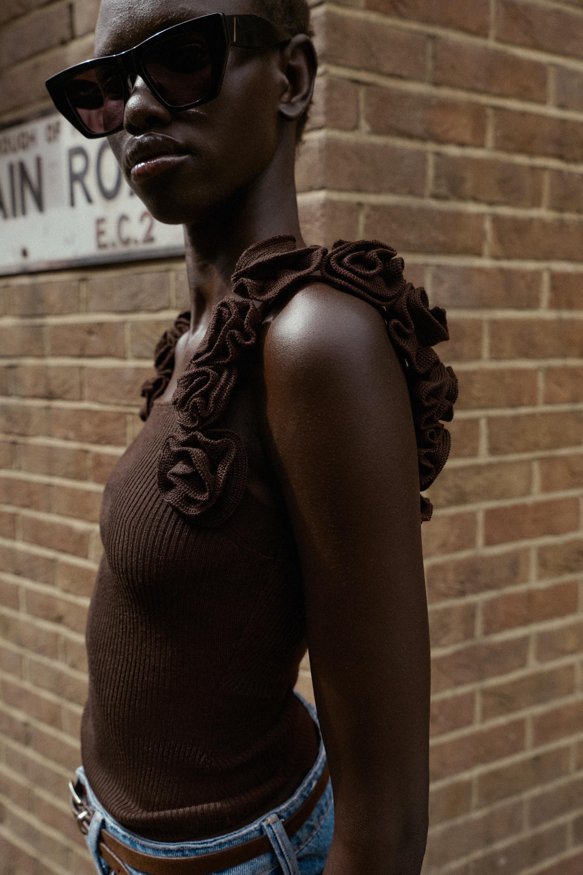 KNIT STRAPPY FLORAL TOP