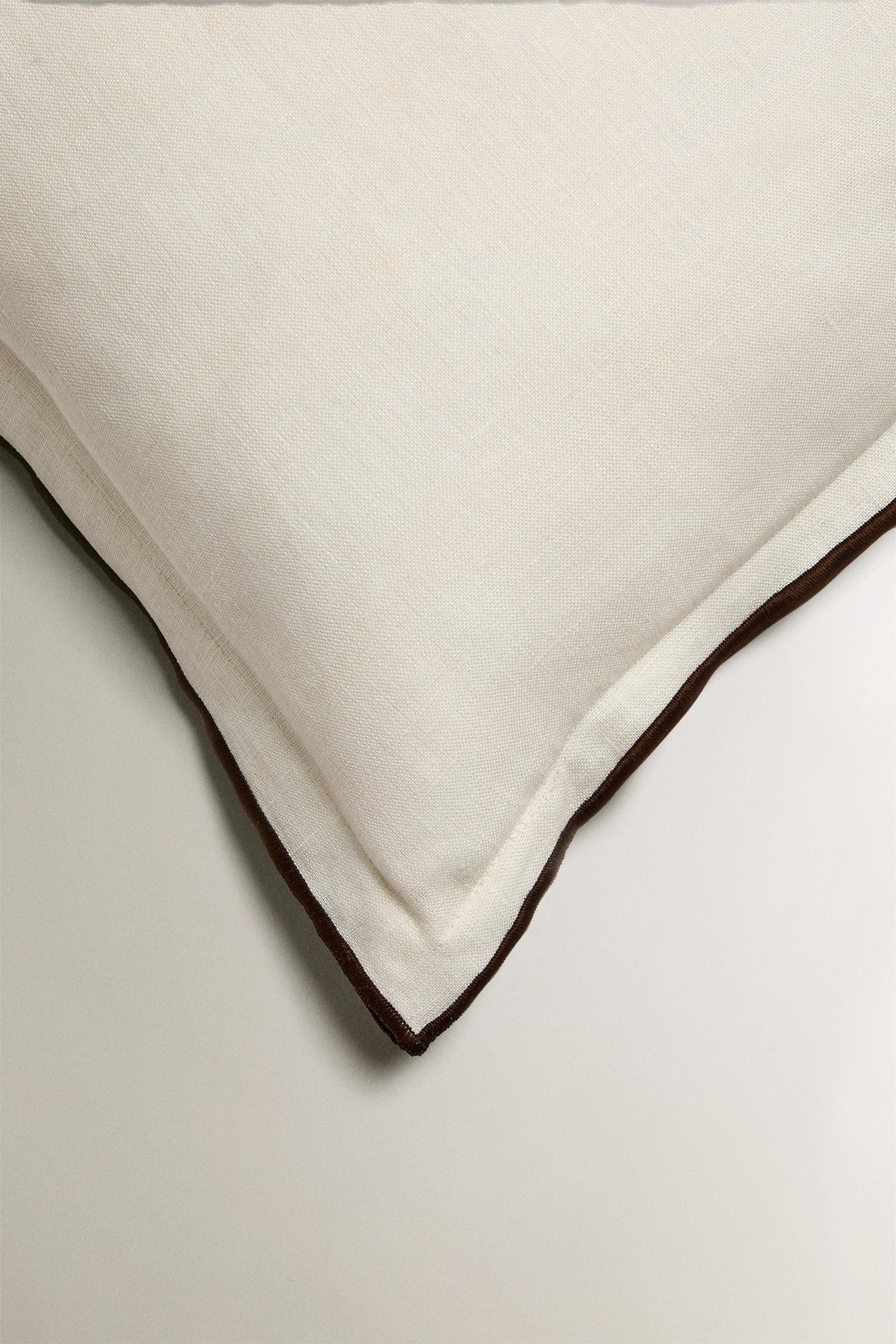 THROW PILLOW COVER WITH OVERLOCK