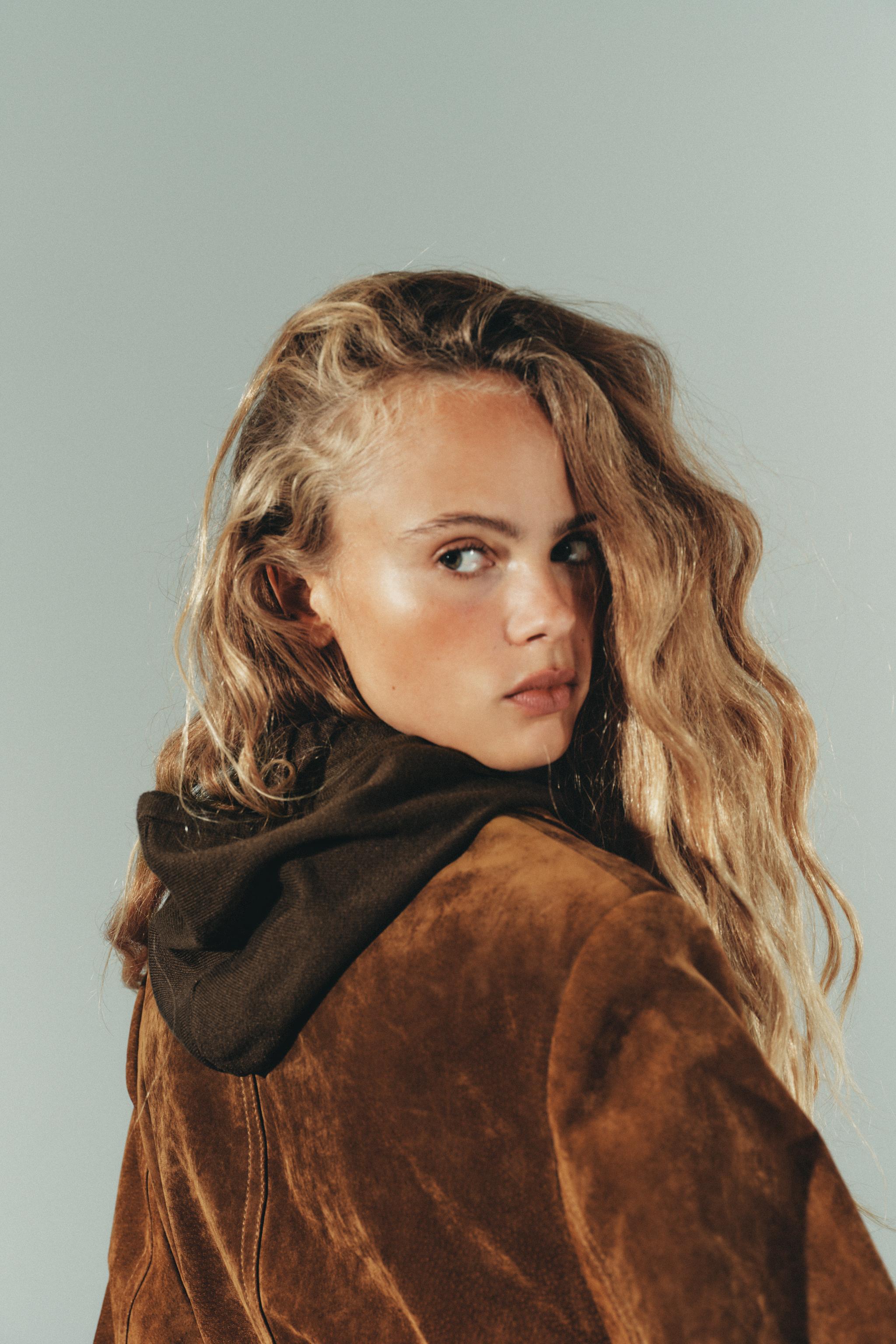 HOODED KNIT SWEATSHIRT