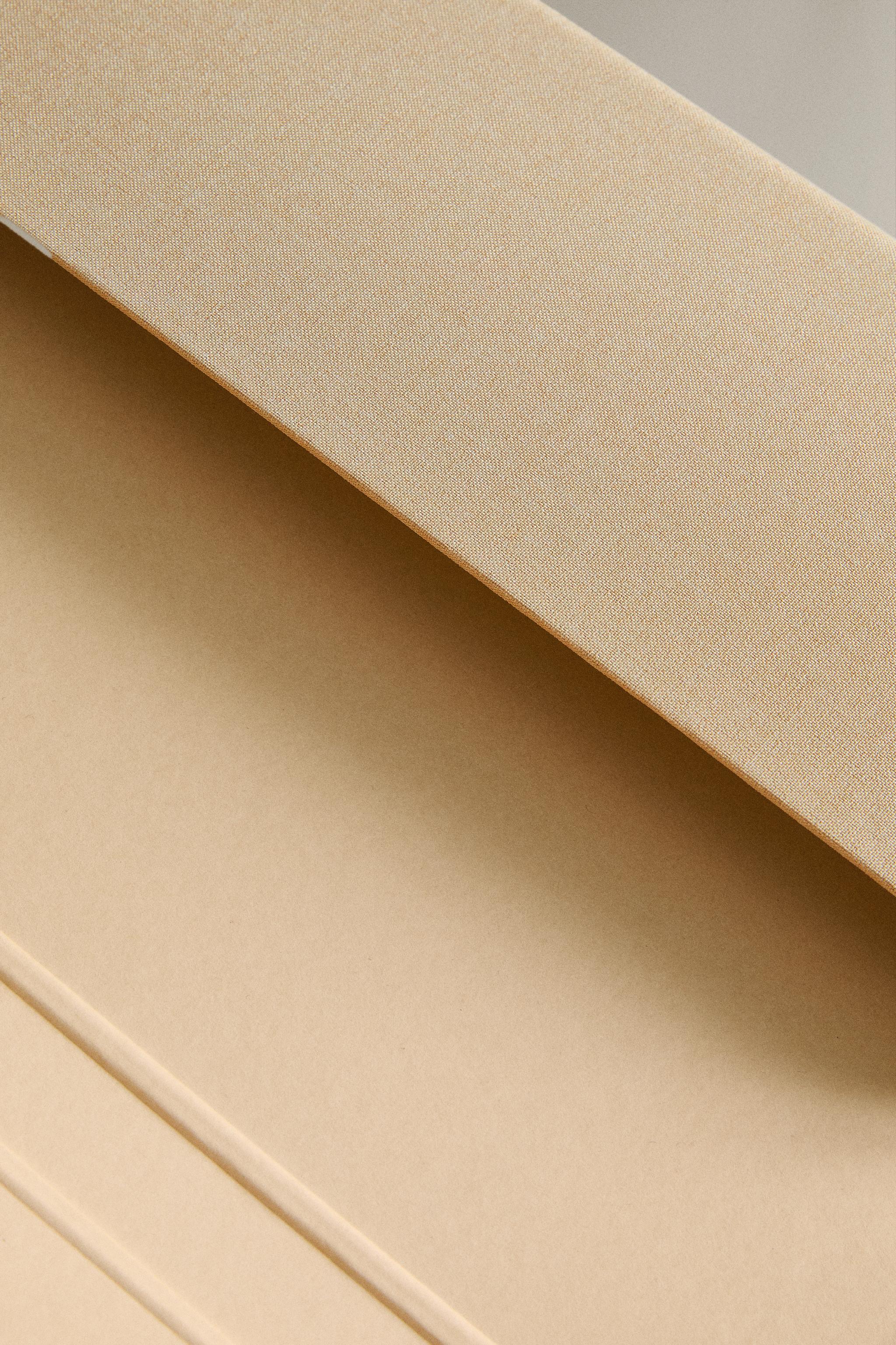 LINEN FOLDER WITH CLOSURE