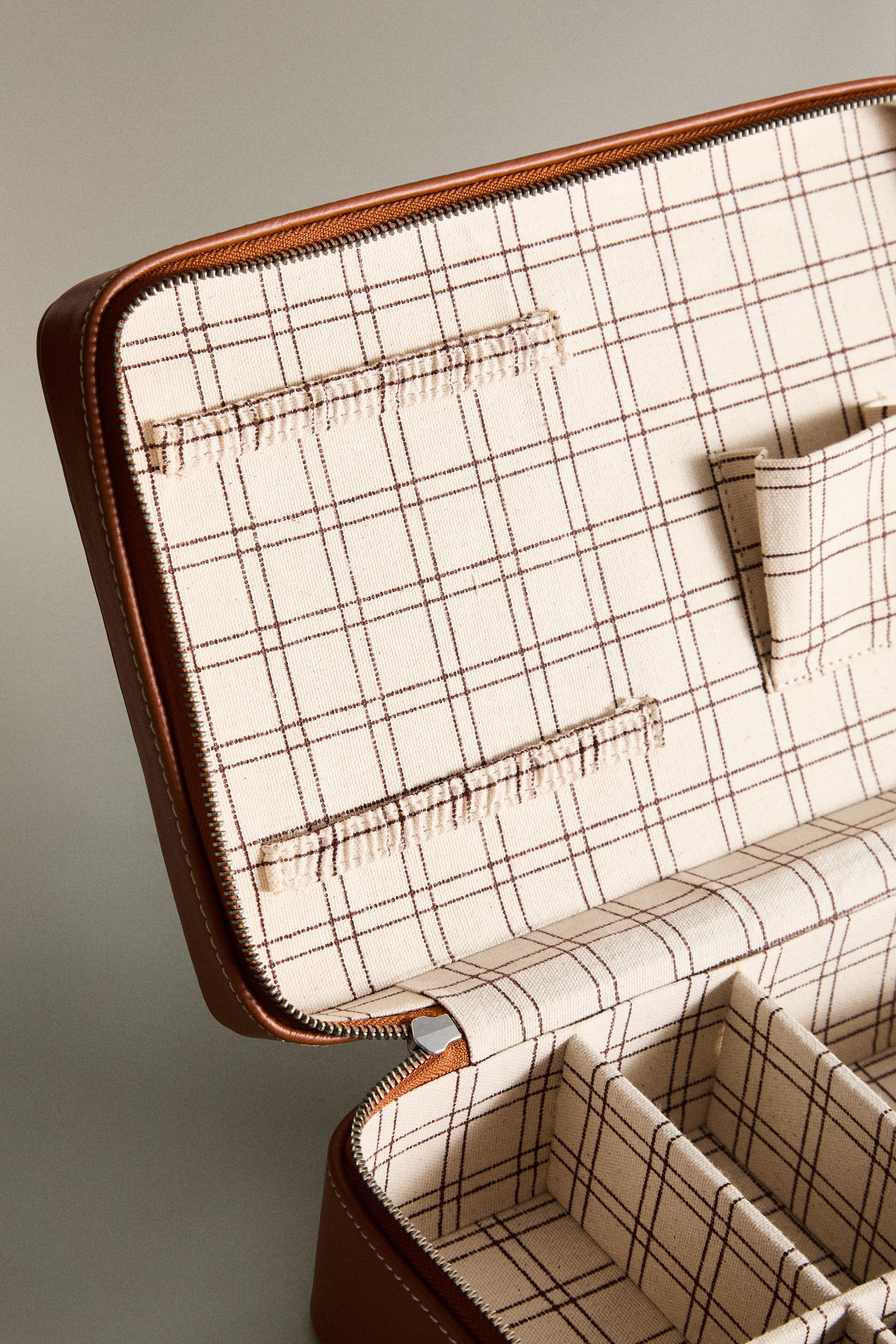 LARGE LEATHER MAKEUP BAG WITH COMPARTMENTS