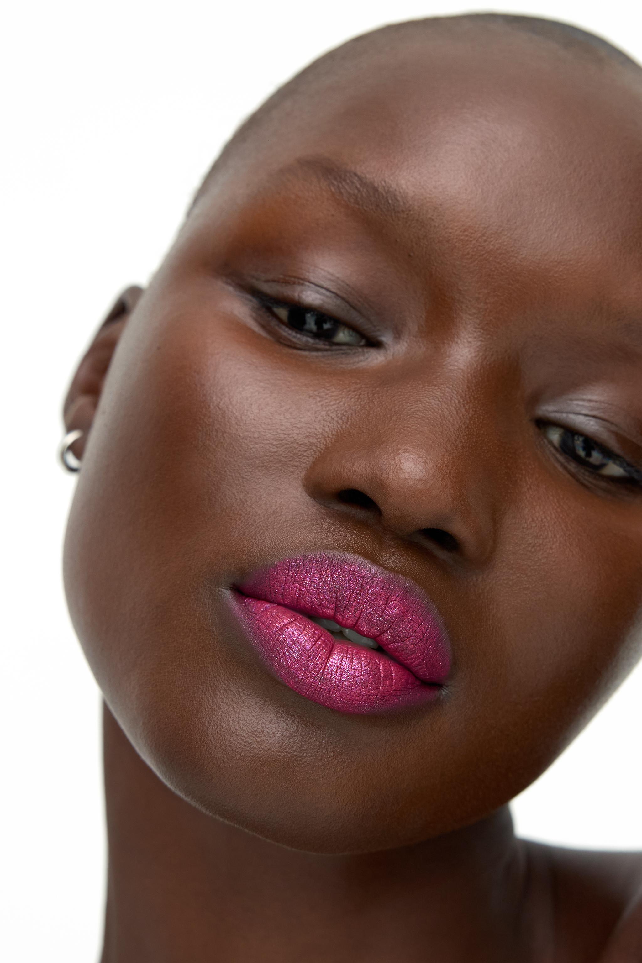 LIQUID LIPSTICK - SPARKLE PRESS ON LIPS