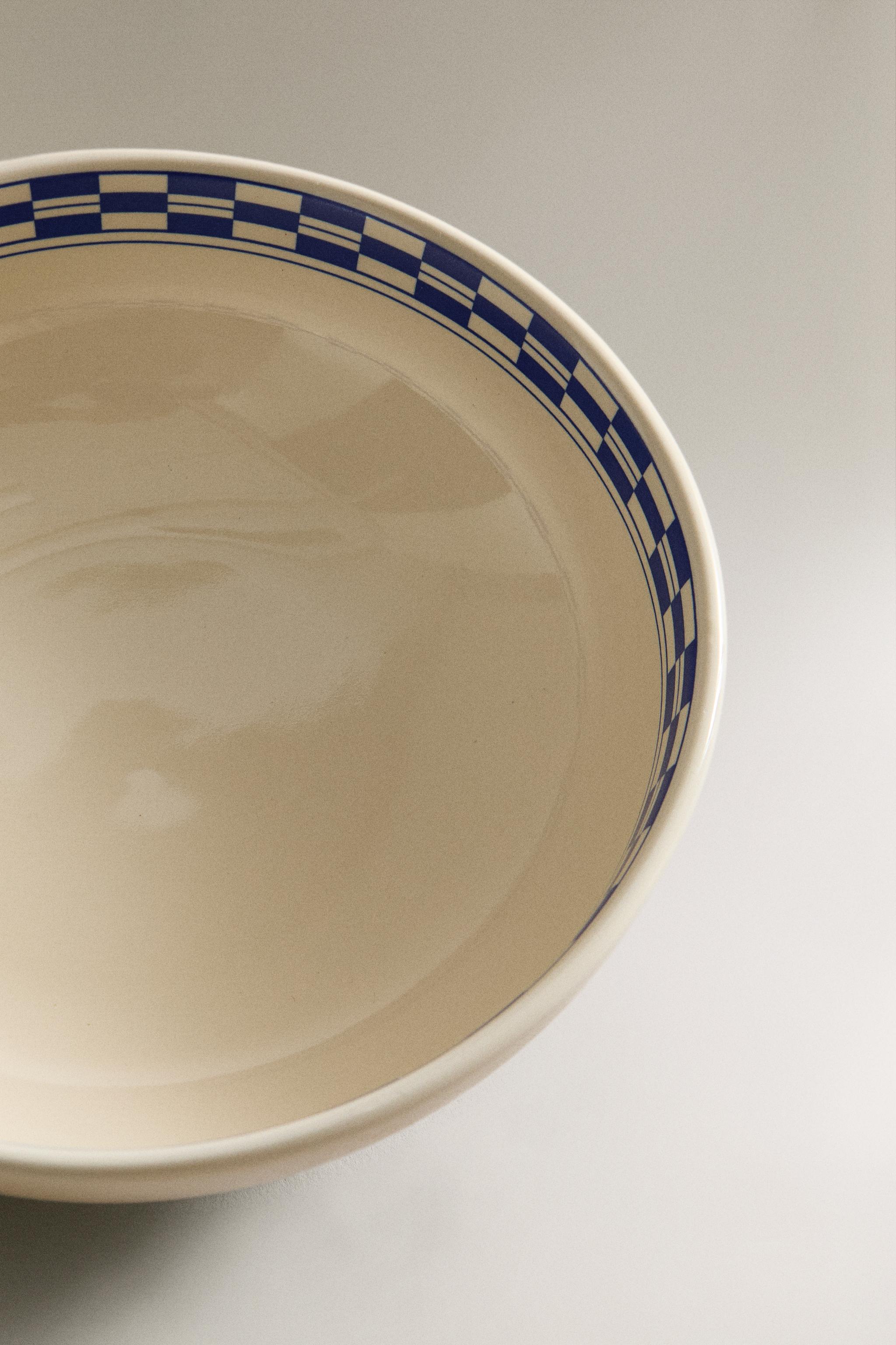 CERAMIC BOWL WITH A CHECKED DESIGN ON THE RIM