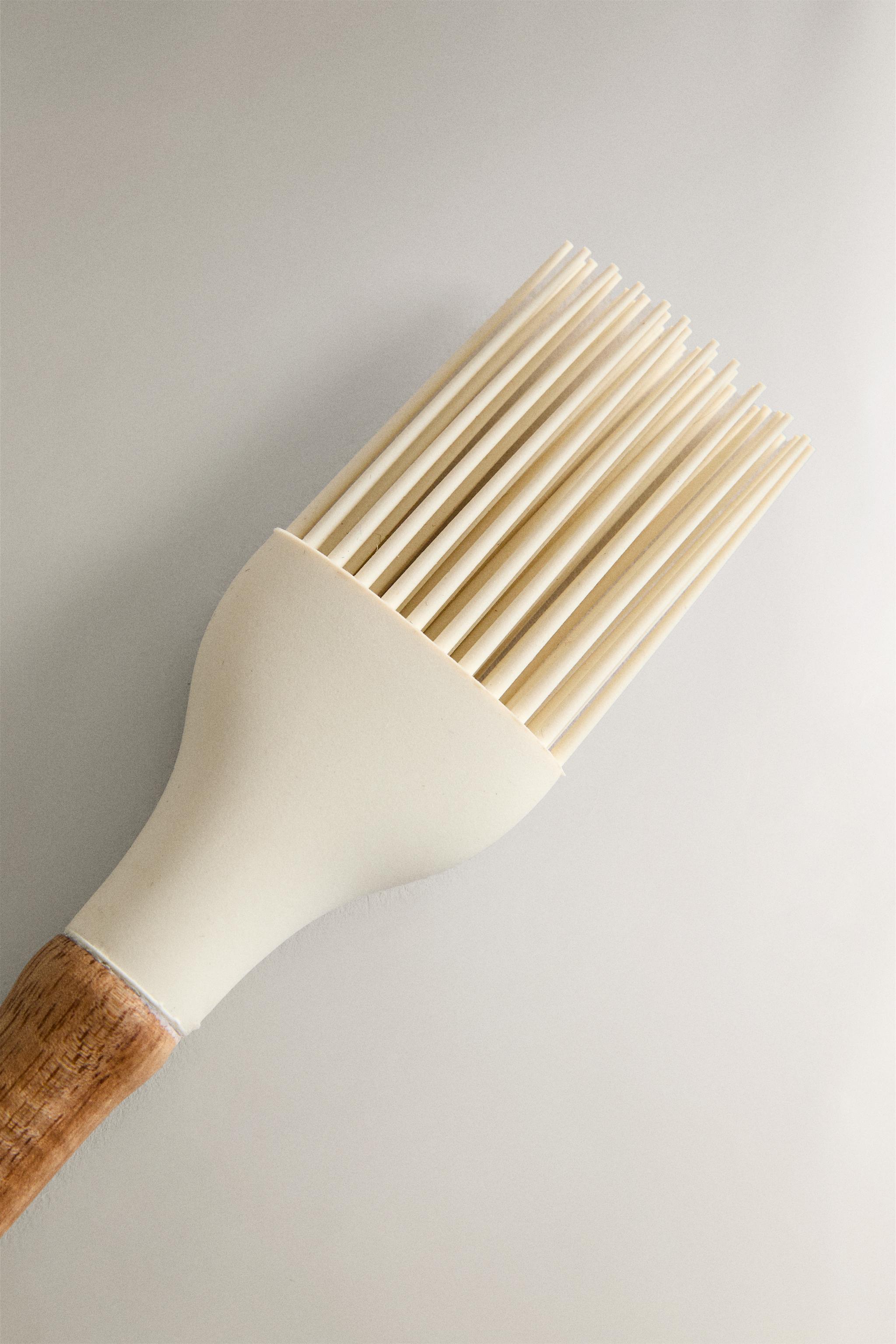 SILICONE AND WOODEN BRUSH