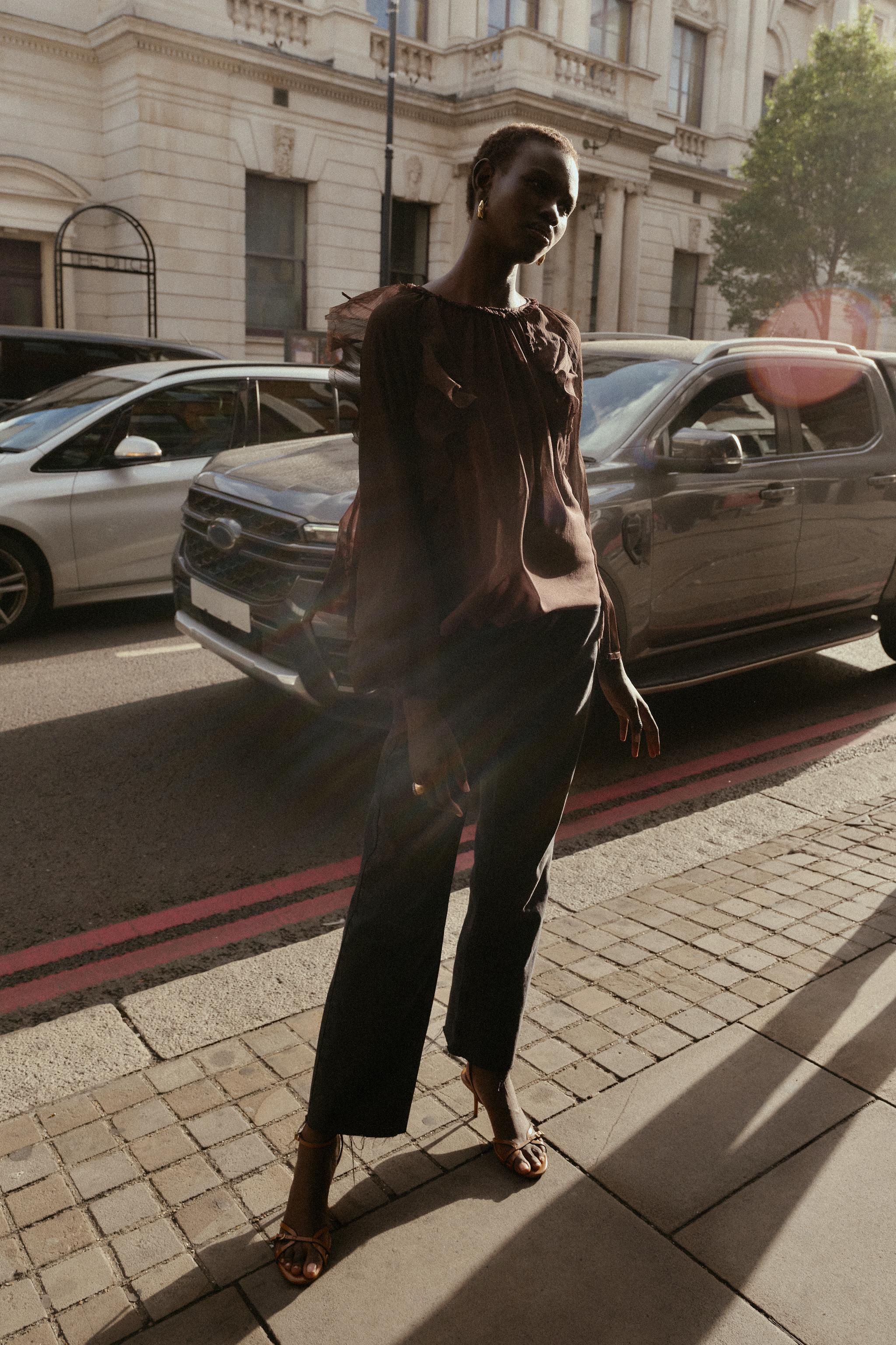 FLOWY RUFFLED BLOUSE