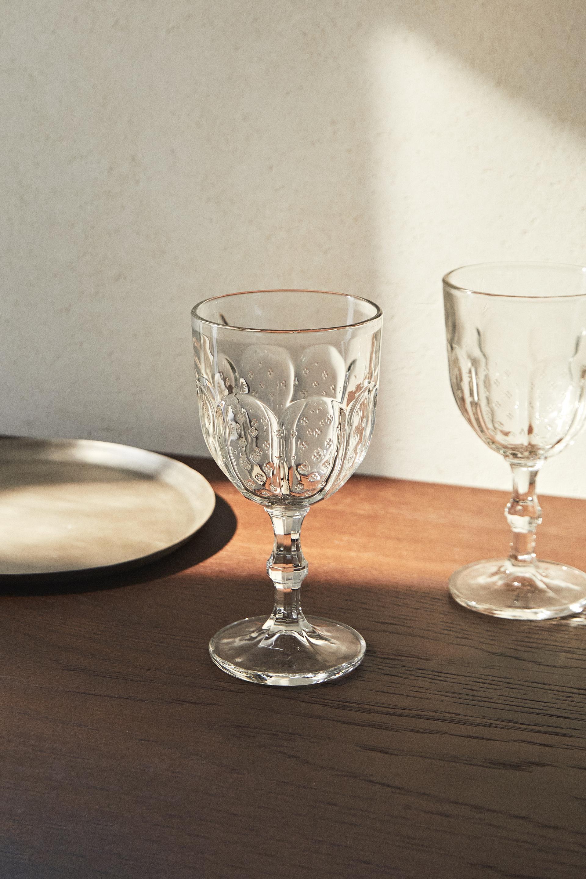 RAISED DESIGN WINE GLASS