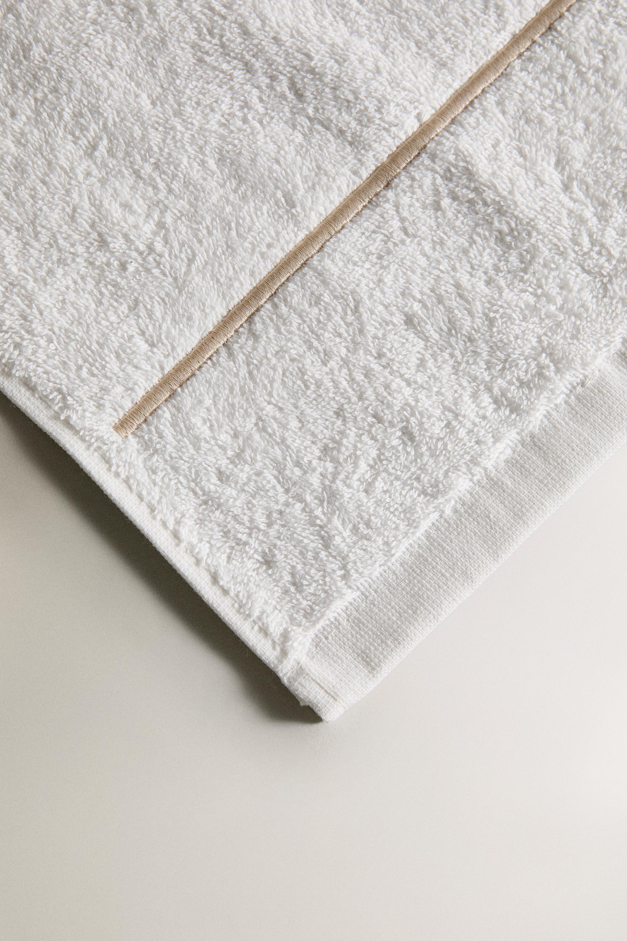 EMBROIDERED BOW BATH TOWEL